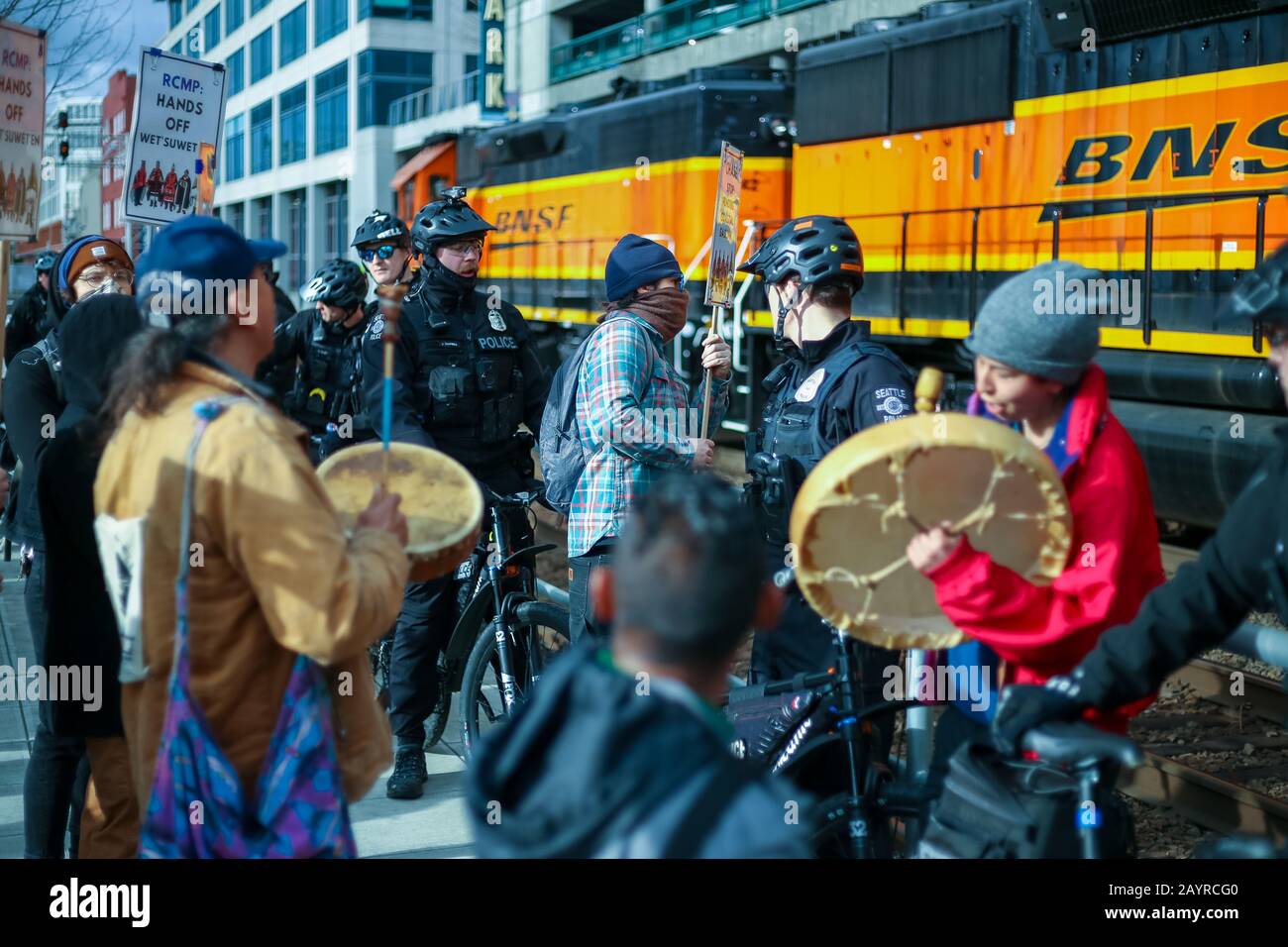 Demonstranten blockieren eine Güter- und Personenbahnstrecke durch Seattle, während sie die Nasse "sweet's"-Straße "en First People" unterstützen Stockfoto