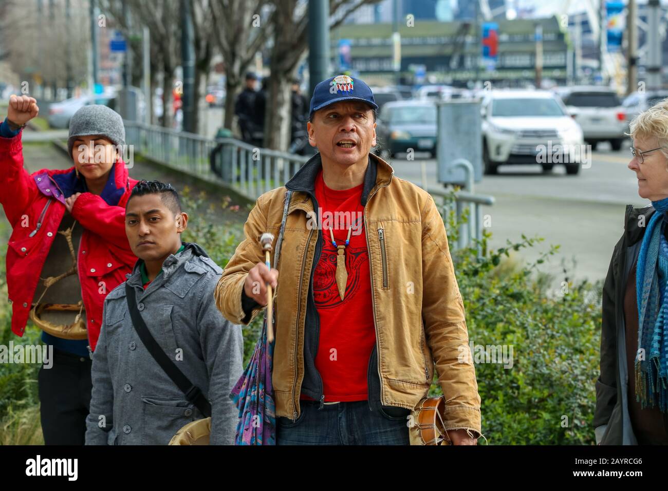 Ein Protestler, der die Ersten Nass'suwet'en-Menschen bei ihrem Protest gegen die Gasleitung An Der Küste Unterstützt, spricht mit den versammelten Demonstranten. Stockfoto