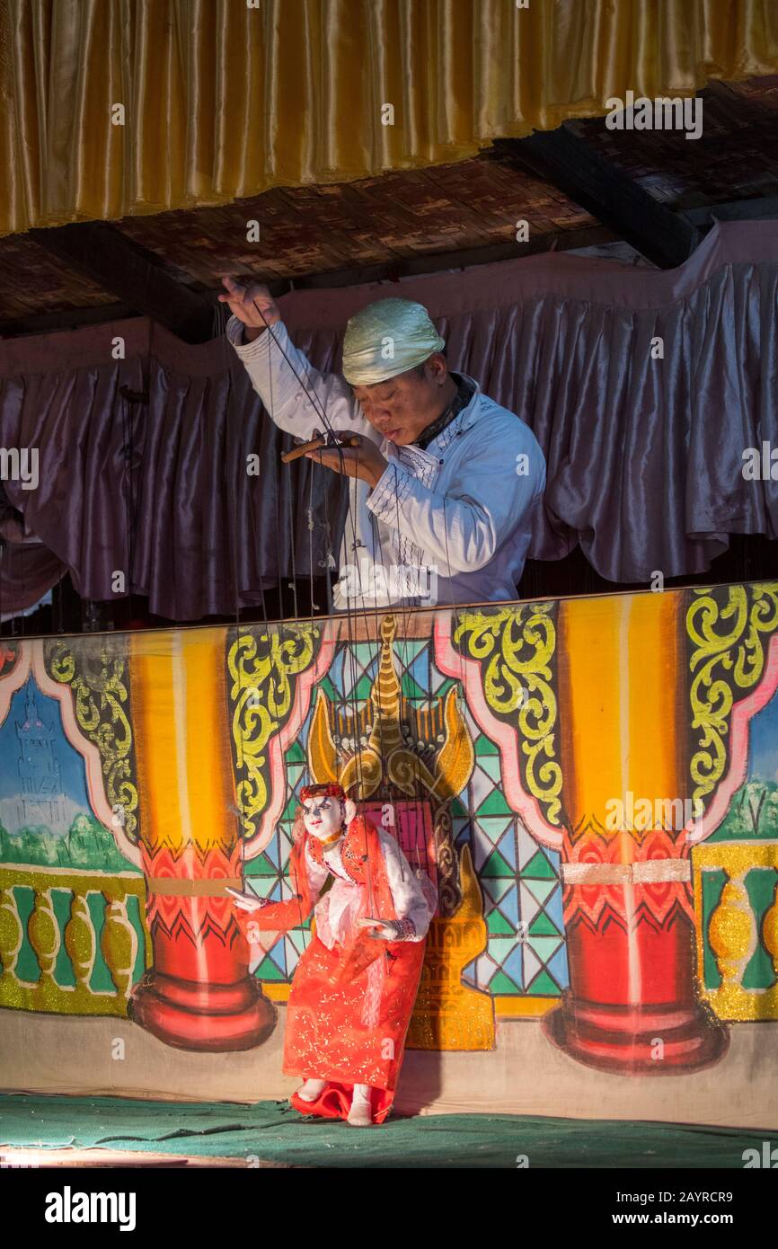 Ein Puppenspieler führt in Bagan, Myanmar, eine traditionelle Puppenshow durch. Stockfoto