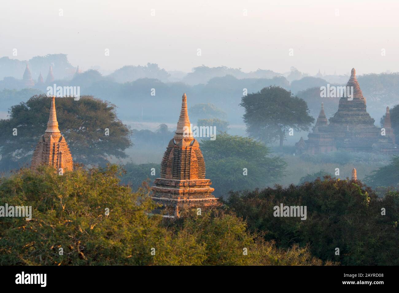 Blick auf kleinere Tempel bei Sonnenaufgang von der Shwesandaw-Pagode in Bagan in Myanmar. Stockfoto