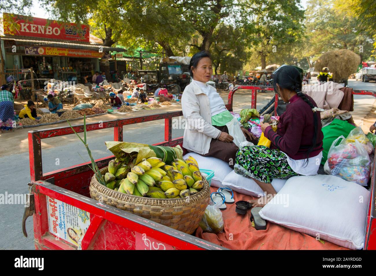 Frauen auf dem Rücken eines Lastwagens auf einem Bauernmarkt in Myinchan, einem Dorf entlang der Straße von Bagan nach Mandalay in Myanmar. Stockfoto