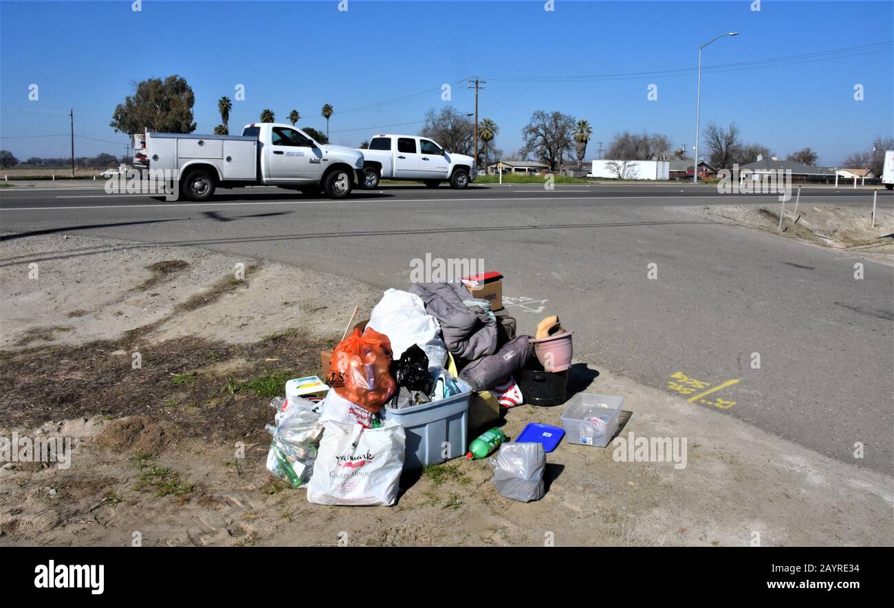 Alle persönlichen Besitztümer eines vertreibten alten Mannes auf die Straße gesetzt, nachdem er aus seiner Wohnung wegen der Nichtzahlung der Miete geworfen Stockfoto