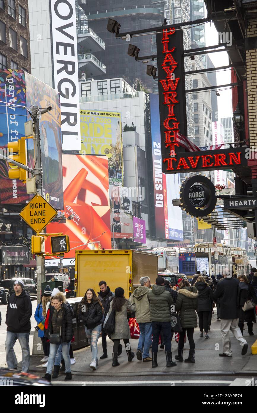 Der Blick führte an der 49th Street und an der 7th Avenue im Theaterviertel Times Square in Manhattan, New York City, vorbei Stockfoto