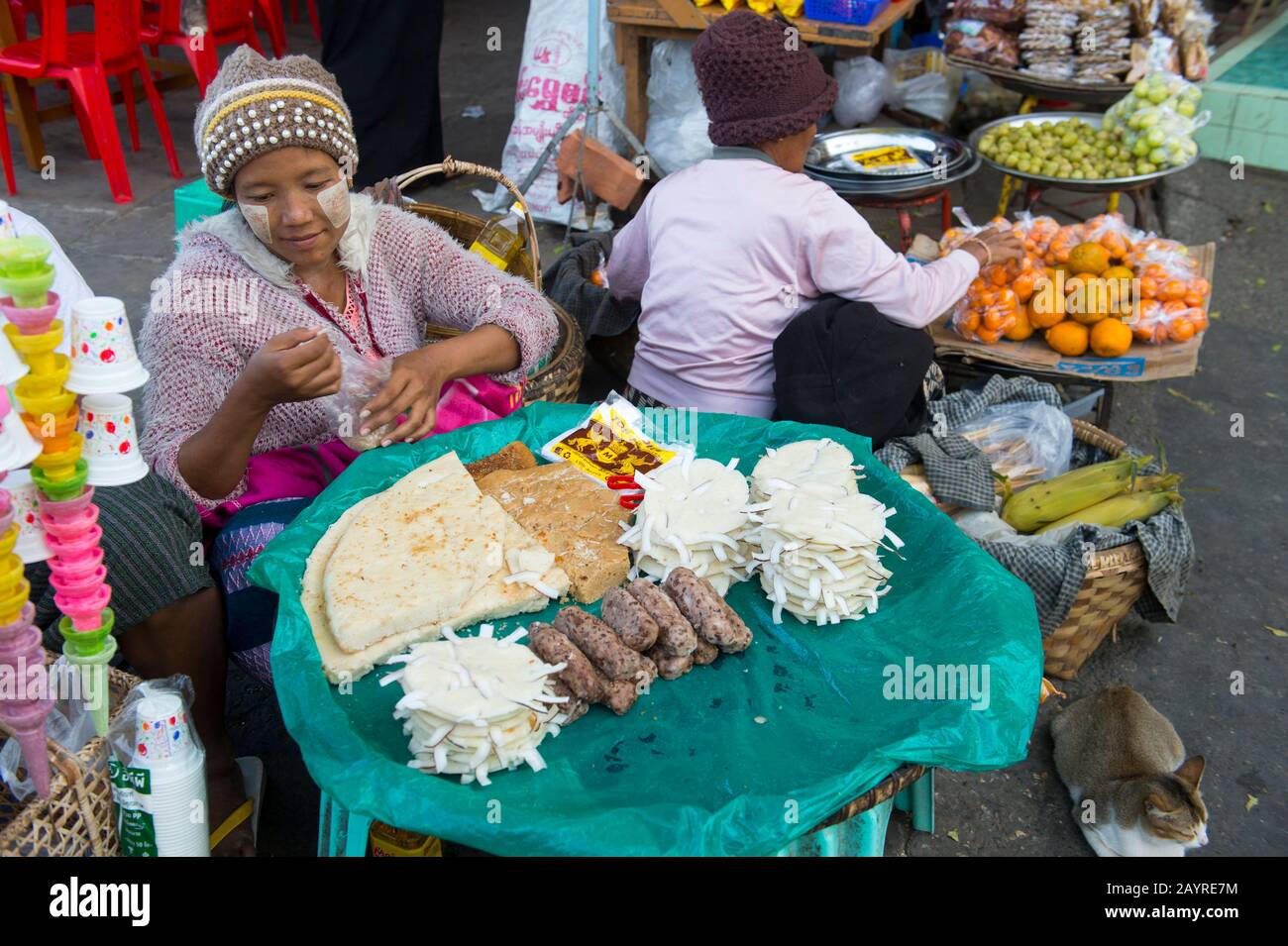 Einer der Lebensmittelhändler vor der Sone Oo Pone Nya Shin Pagode auf dem Sagaing Hill in Sagaing, einer Stadt außerhalb von Mandalay, Myanmar. Stockfoto