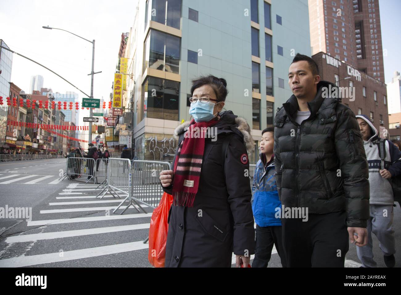 Die chinesische Neujahrsparade wurde im Jahr der Ratte 2020 am East Broadway und in der Eldridge Street in Chinatown in New York City begrüßt. Stockfoto Die chinesische Neujahrsparade wurde im Jahr der Ratte 2020 am East Broadway und in der Eldridge Street in Chinatown in New York City begrüßt. Stockfoto