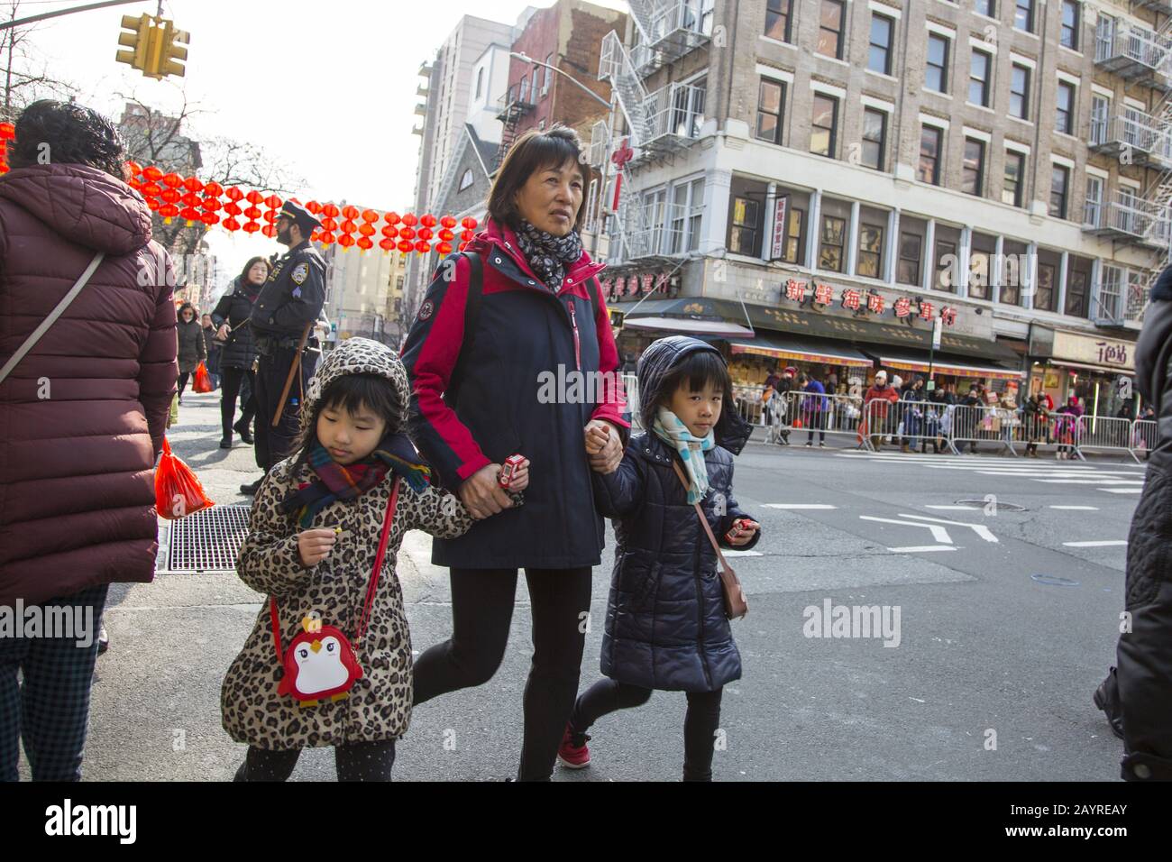 Die chinesische Neujahrsparade wurde im Jahr der Ratte 2020 am East Broadway und in der Eldridge Street in Chinatown in New York City begrüßt. Stockfoto