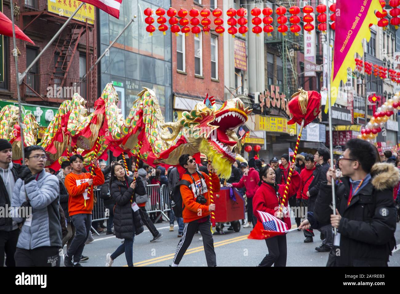 Die chinesische Neujahrsparade wurde im Jahr der Ratte 2020 am East Broadway und in der Eldridge Street in Chinatown in New York City begrüßt. Stockfoto Die chinesische Neujahrsparade wurde im Jahr der Ratte 2020 am East Broadway und in der Eldridge Street in Chinatown in New York City begrüßt. Stockfoto