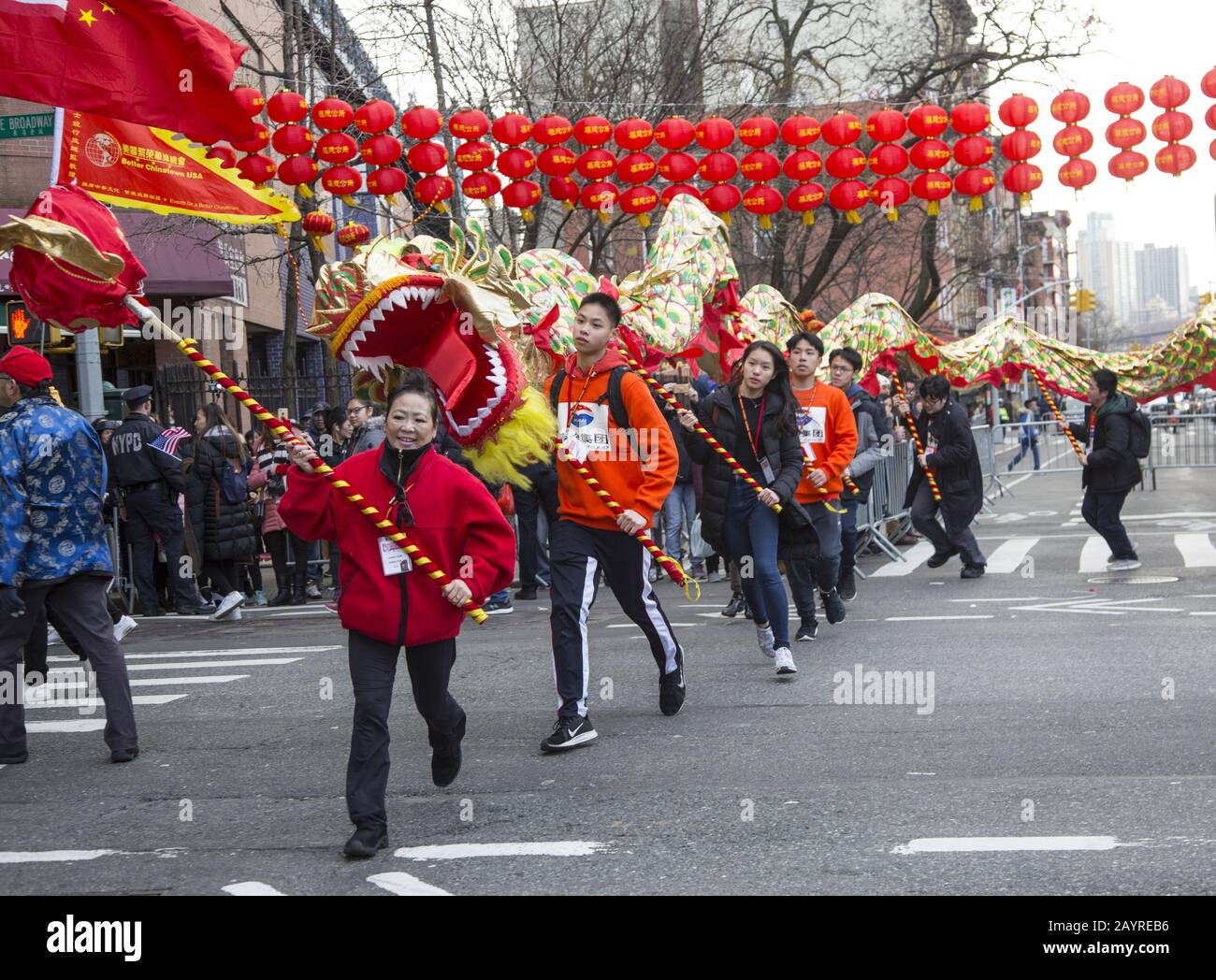 Die chinesische Neujahrsparade wurde im Jahr der Ratte 2020 am East Broadway und in der Eldridge Street in Chinatown in New York City begrüßt. Stockfoto Die chinesische Neujahrsparade wurde im Jahr der Ratte 2020 am East Broadway und in der Eldridge Street in Chinatown in New York City begrüßt. Stockfoto