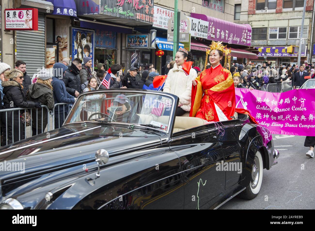 Die chinesische Neujahrsparade wurde im Jahr der Ratte 2020 am East Broadway und in der Eldridge Street in Chinatown in New York City begrüßt. Stockfoto