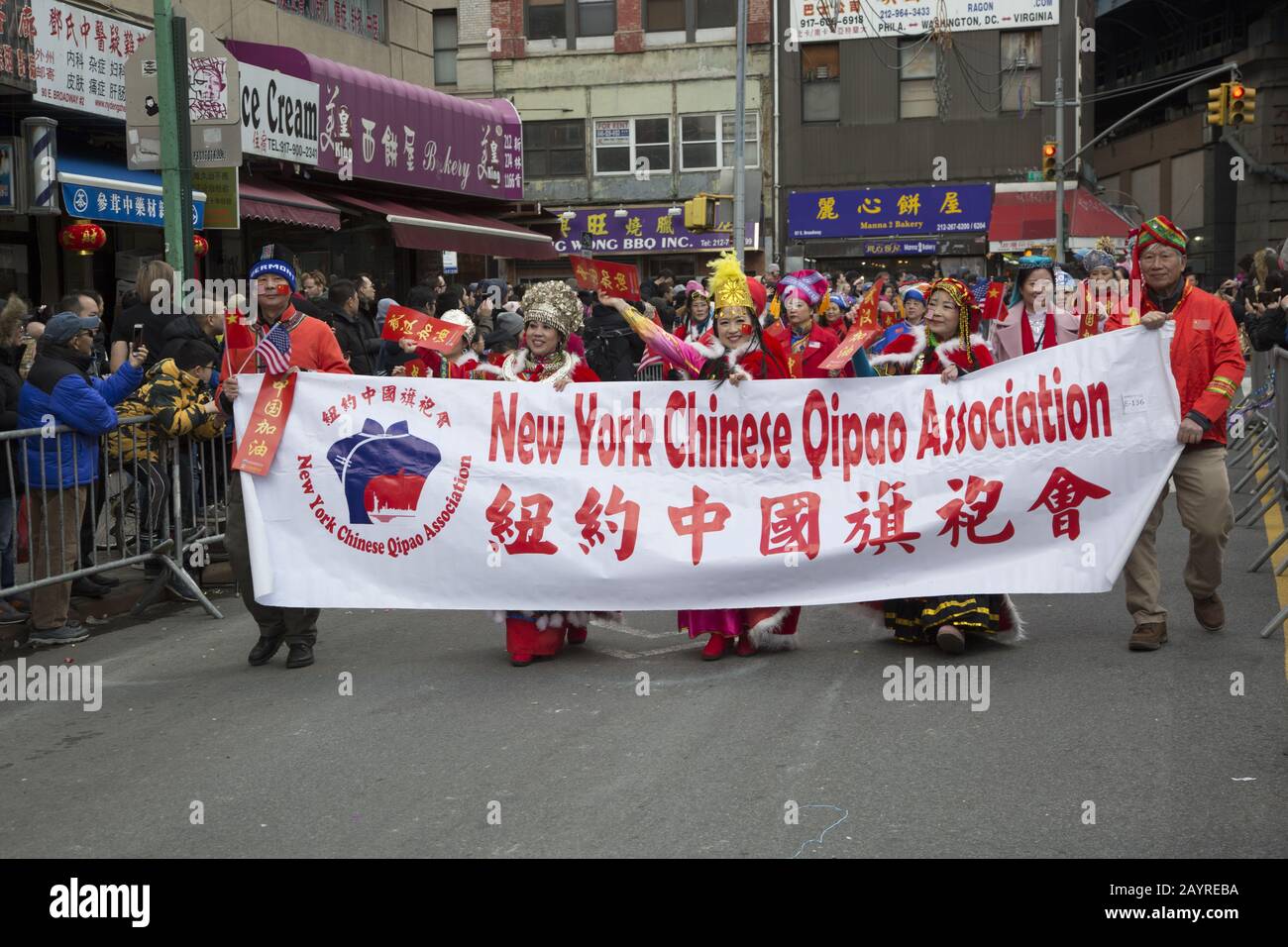 Die chinesische Neujahrsparade wurde im Jahr der Ratte 2020 am East Broadway und in der Eldridge Street in Chinatown in New York City begrüßt. Stockfoto Die chinesische Neujahrsparade wurde im Jahr der Ratte 2020 am East Broadway und in der Eldridge Street in Chinatown in New York City begrüßt. Stockfoto