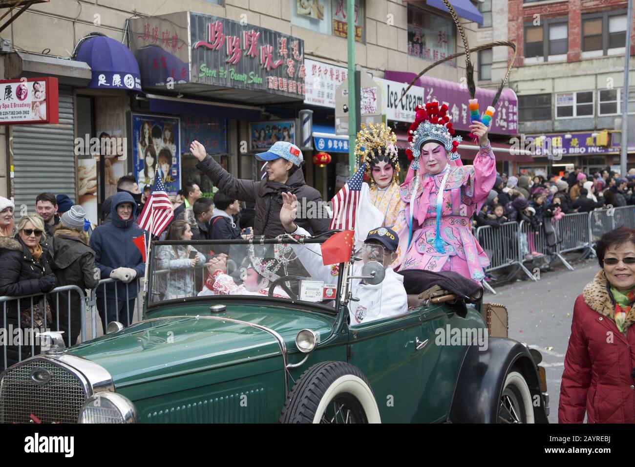 Die chinesische Neujahrsparade wurde im Jahr der Ratte 2020 am East Broadway und in der Eldridge Street in Chinatown in New York City begrüßt. Stockfoto Die chinesische Neujahrsparade wurde im Jahr der Ratte 2020 am East Broadway und in der Eldridge Street in Chinatown in New York City begrüßt. Stockfoto