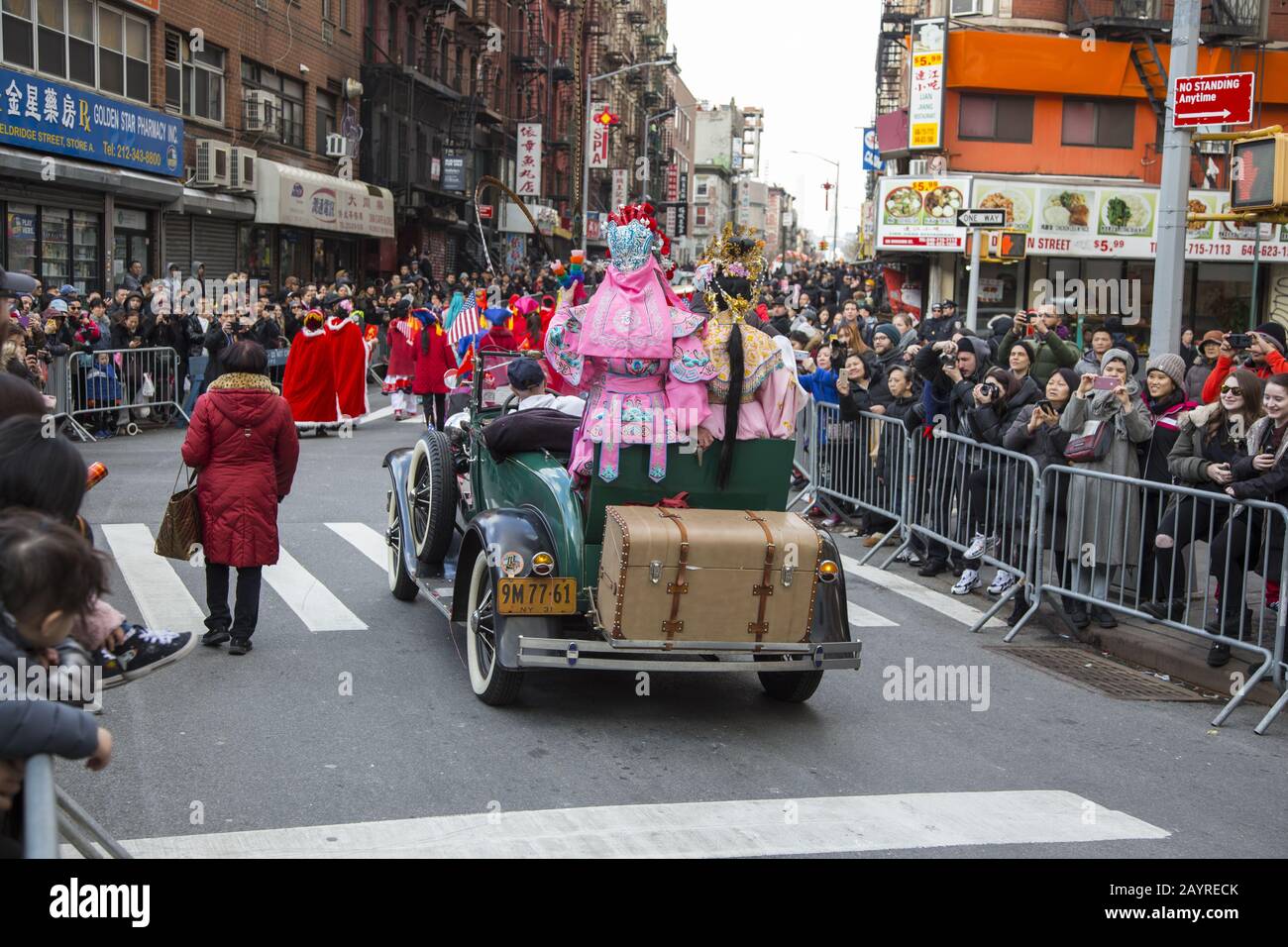 Die chinesische Neujahrsparade wurde im Jahr der Ratte 2020 am East Broadway und in der Eldridge Street in Chinatown in New York City begrüßt. Stockfoto Die chinesische Neujahrsparade wurde im Jahr der Ratte 2020 am East Broadway und in der Eldridge Street in Chinatown in New York City begrüßt. Stockfoto