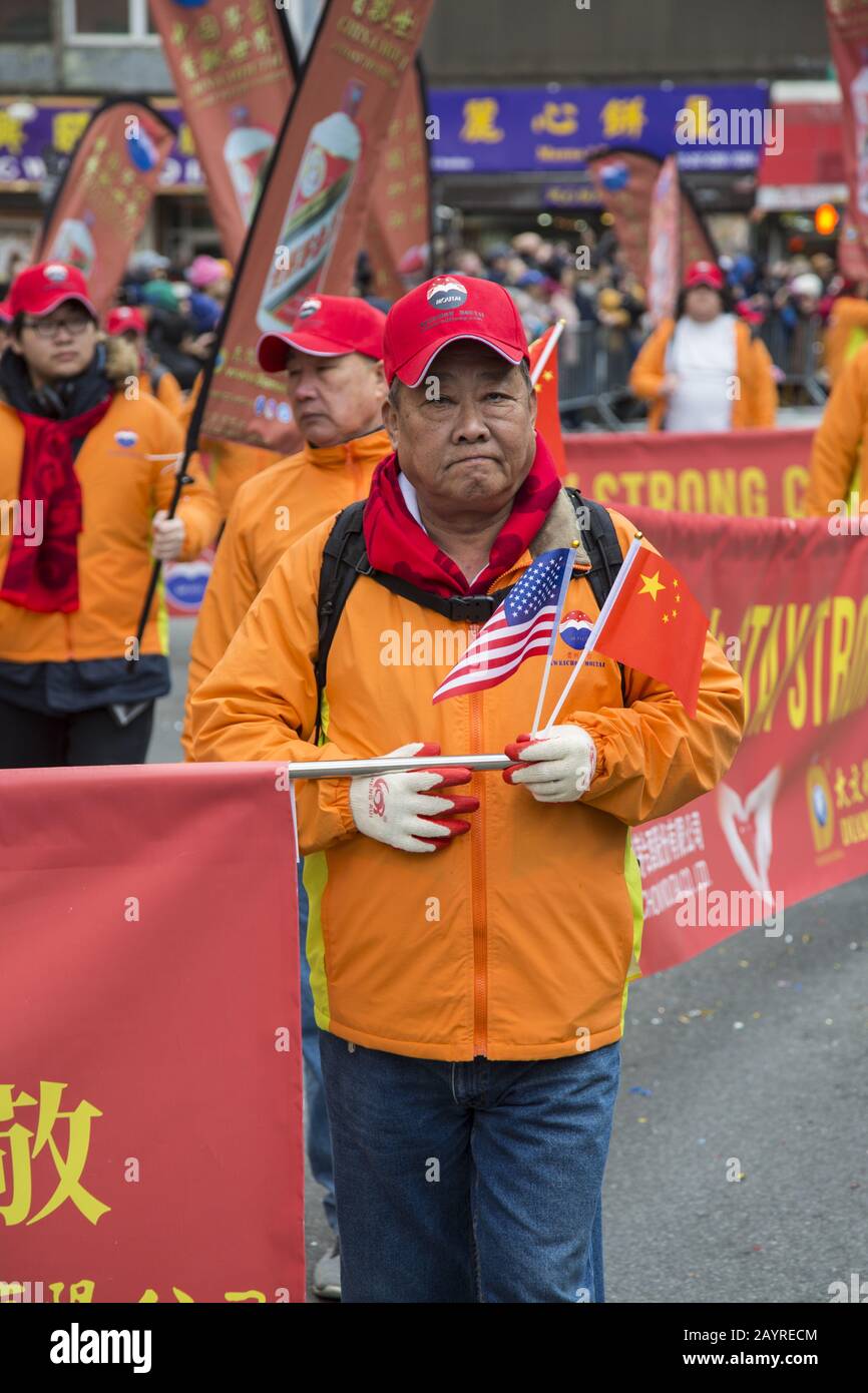 Die chinesische Neujahrsparade wurde im Jahr der Ratte 2020 am East Broadway und in der Eldridge Street in Chinatown in New York City begrüßt. Stockfoto Die chinesische Neujahrsparade wurde im Jahr der Ratte 2020 am East Broadway und in der Eldridge Street in Chinatown in New York City begrüßt. Stockfoto