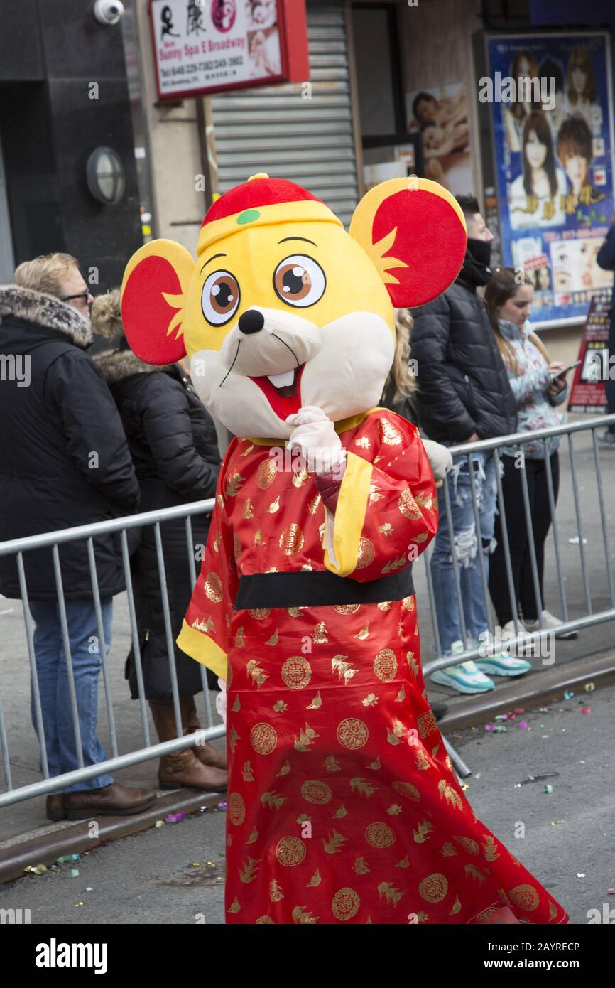Die chinesische Neujahrsparade wurde im Jahr der Ratte 2020 am East Broadway und in der Eldridge Street in Chinatown in New York City begrüßt. Stockfoto