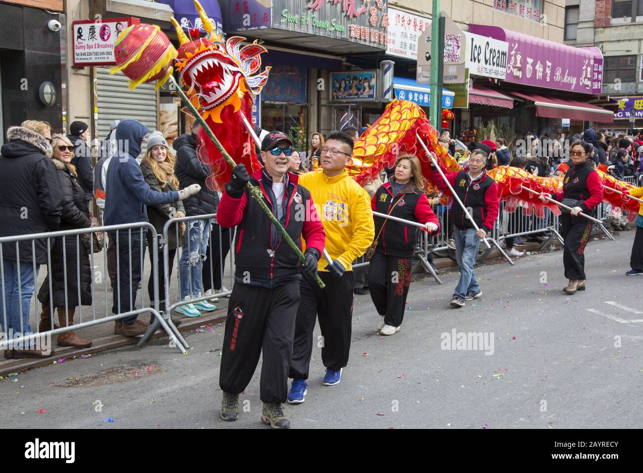 Die chinesische Neujahrsparade wurde im Jahr der Ratte 2020 am East Broadway und in der Eldridge Street in Chinatown in New York City begrüßt. Stockfoto Die chinesische Neujahrsparade wurde im Jahr der Ratte 2020 am East Broadway und in der Eldridge Street in Chinatown in New York City begrüßt. Stockfoto