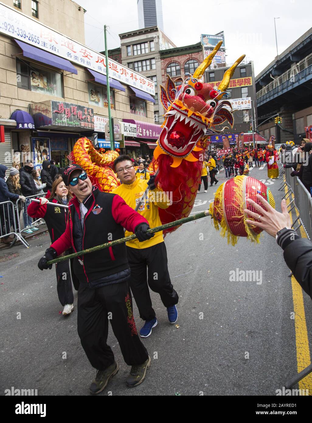 Die chinesische Neujahrsparade wurde im Jahr der Ratte 2020 am East Broadway und in der Eldridge Street in Chinatown in New York City begrüßt. Stockfoto Die chinesische Neujahrsparade wurde im Jahr der Ratte 2020 am East Broadway und in der Eldridge Street in Chinatown in New York City begrüßt. Stockfoto