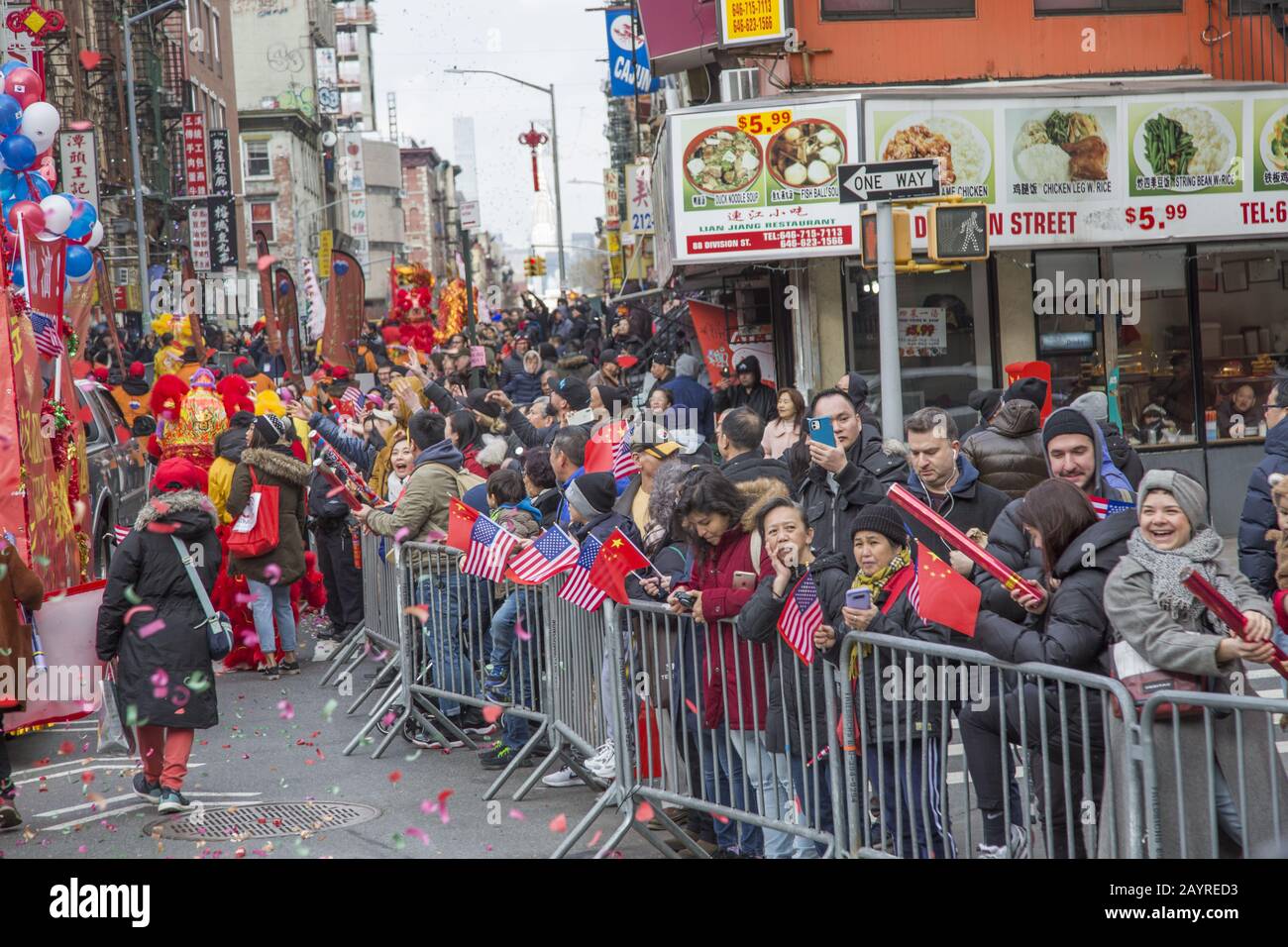 Die chinesische Neujahrsparade wurde im Jahr der Ratte 2020 am East Broadway und in der Eldridge Street in Chinatown in New York City begrüßt. Stockfoto Die chinesische Neujahrsparade wurde im Jahr der Ratte 2020 am East Broadway und in der Eldridge Street in Chinatown in New York City begrüßt. Stockfoto