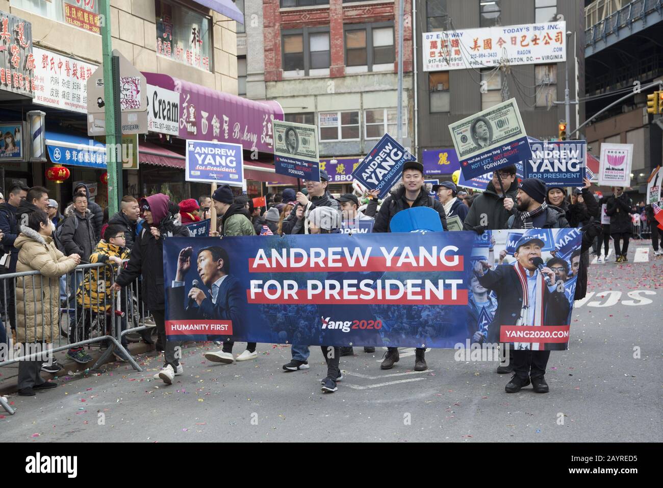 Die chinesische Neujahrsparade wurde im Jahr der Ratte 2020 am East Broadway und in der Eldridge Street in Chinatown in New York City begrüßt. Stockfoto