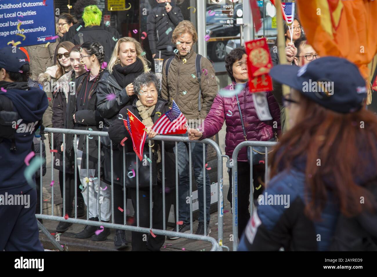 Die chinesische Neujahrsparade wurde im Jahr der Ratte 2020 am East Broadway und in der Eldridge Street in Chinatown in New York City begrüßt. Stockfoto Die chinesische Neujahrsparade wurde im Jahr der Ratte 2020 am East Broadway und in der Eldridge Street in Chinatown in New York City begrüßt. Stockfoto