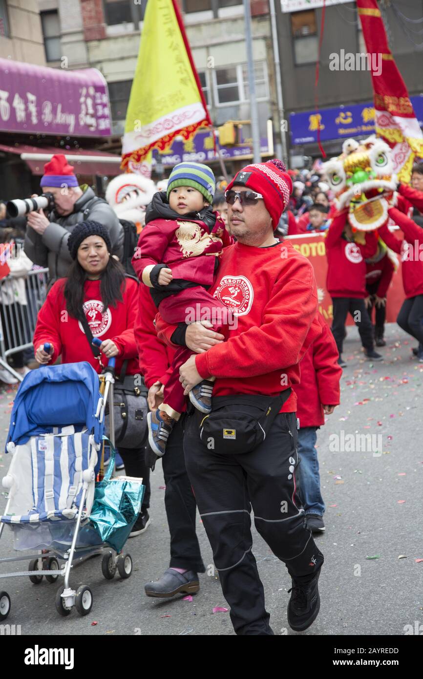 Die chinesische Neujahrsparade wurde im Jahr der Ratte 2020 am East Broadway und in der Eldridge Street in Chinatown in New York City begrüßt. Stockfoto Die chinesische Neujahrsparade wurde im Jahr der Ratte 2020 am East Broadway und in der Eldridge Street in Chinatown in New York City begrüßt. Stockfoto