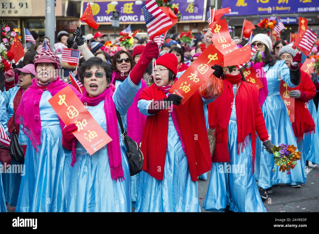 Die chinesische Neujahrsparade wurde im Jahr der Ratte 2020 am East Broadway und in der Eldridge Street in Chinatown in New York City begrüßt. Stockfoto Die chinesische Neujahrsparade wurde im Jahr der Ratte 2020 am East Broadway und in der Eldridge Street in Chinatown in New York City begrüßt. Stockfoto