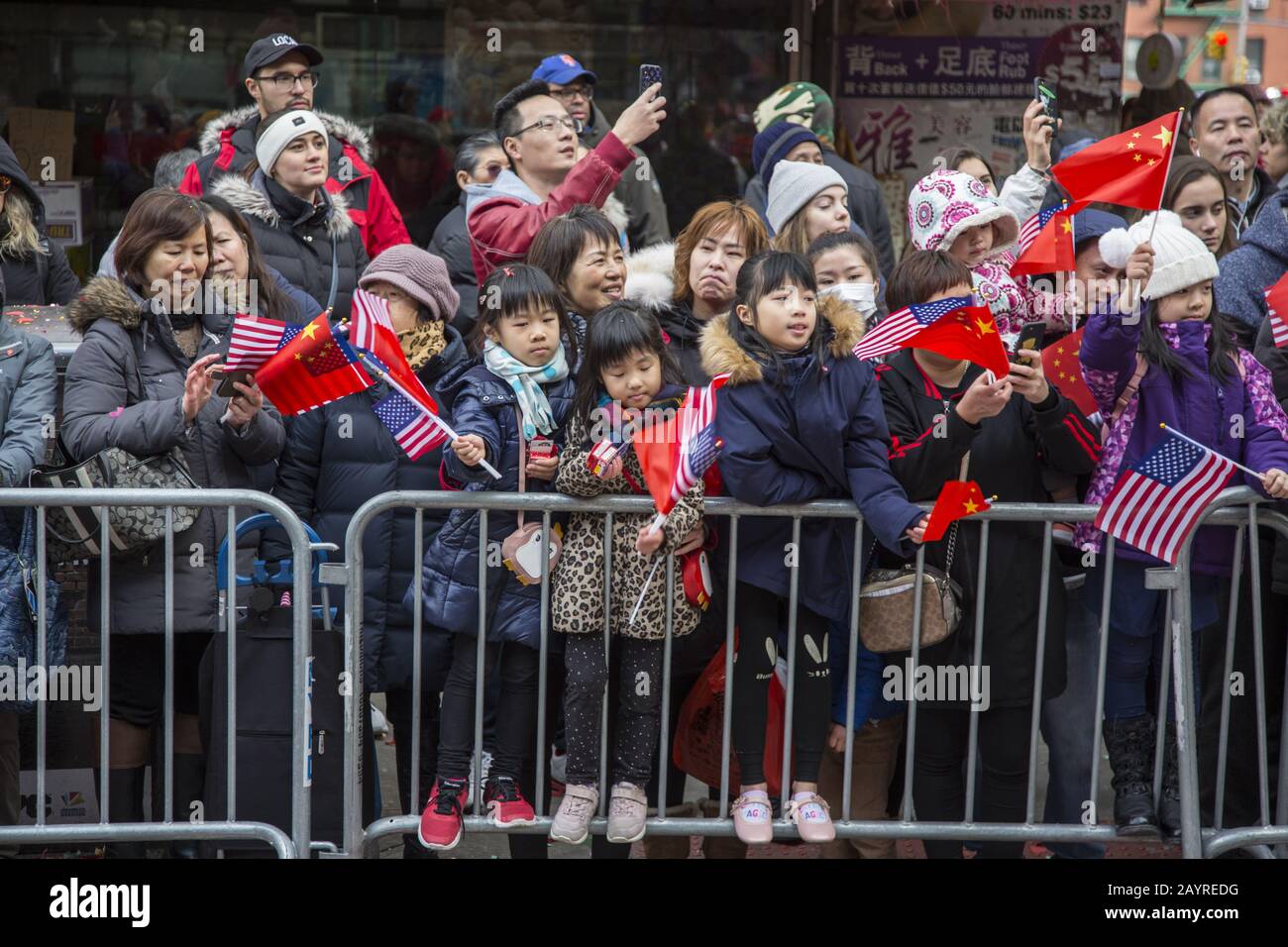 Die chinesische Neujahrsparade wurde im Jahr der Ratte 2020 am East Broadway und in der Eldridge Street in Chinatown in New York City begrüßt. Stockfoto Die chinesische Neujahrsparade wurde im Jahr der Ratte 2020 am East Broadway und in der Eldridge Street in Chinatown in New York City begrüßt. Stockfoto