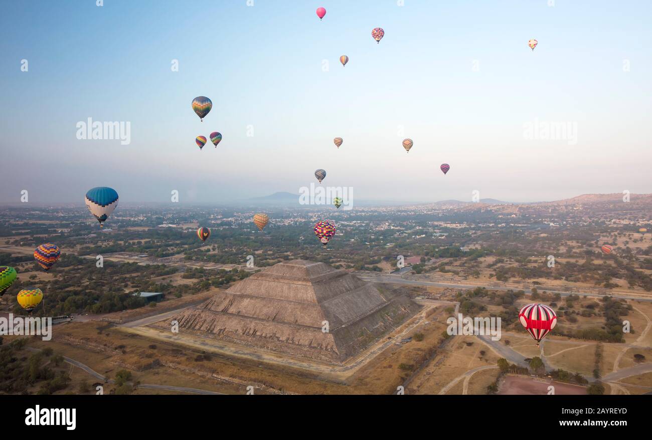 Heißluftballons über der Sonnenpyramide in Teotihuacan, Mexiko Stockfoto