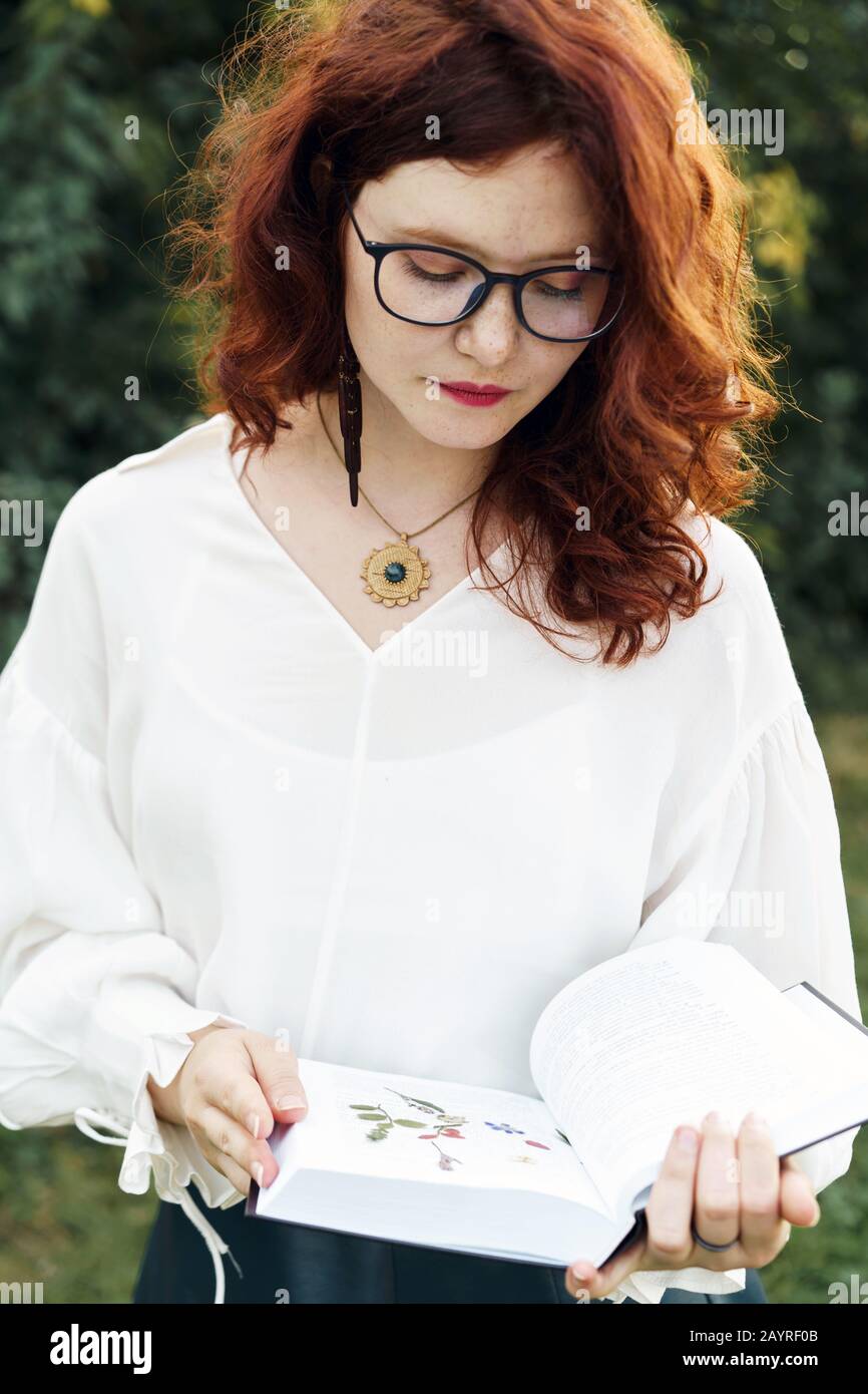 Schöne junge Frau mit roten lockigen Haar und Sommersprossen im Gesicht. Stockfoto