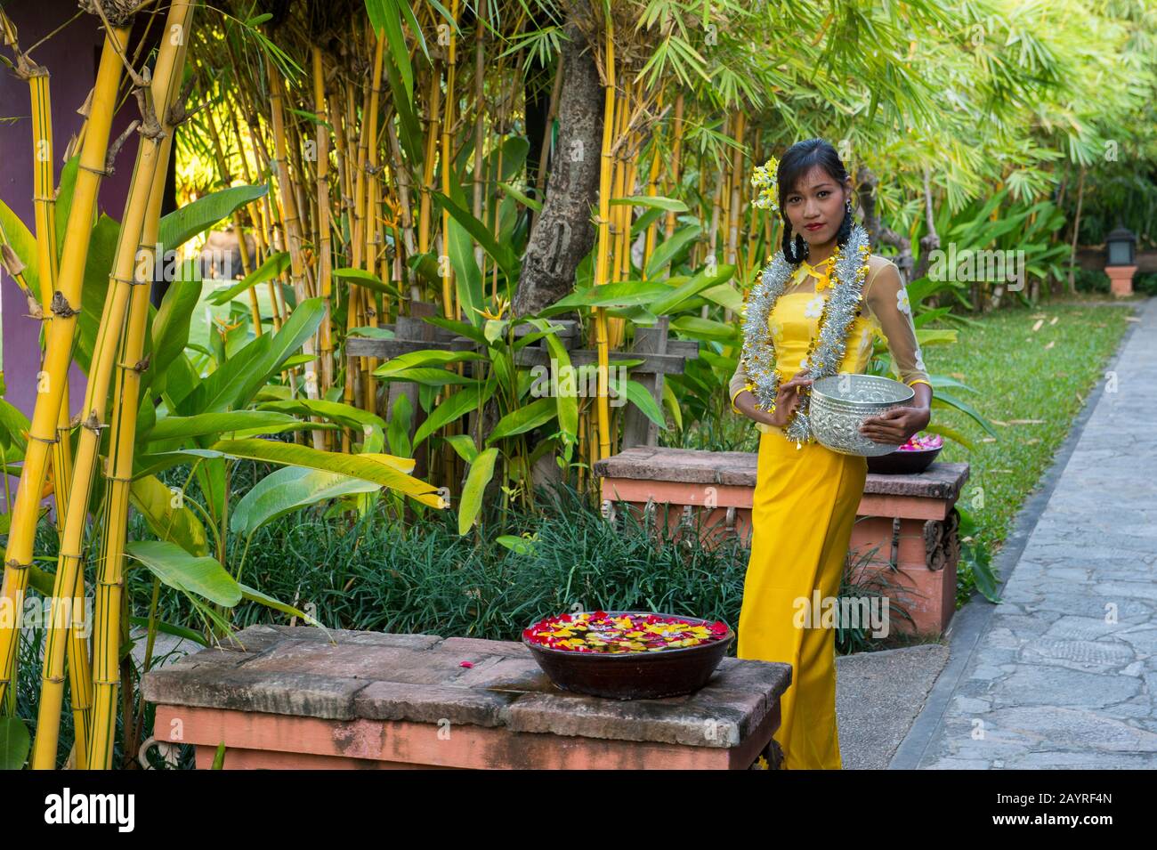 Ein Modellschießen im Rupar Mandalar Resort in Mandalay, Myanmar mit einem Modell, das das Kleid und die Schüssel trägt, um zum Wasserfest zu gehen. Stockfoto