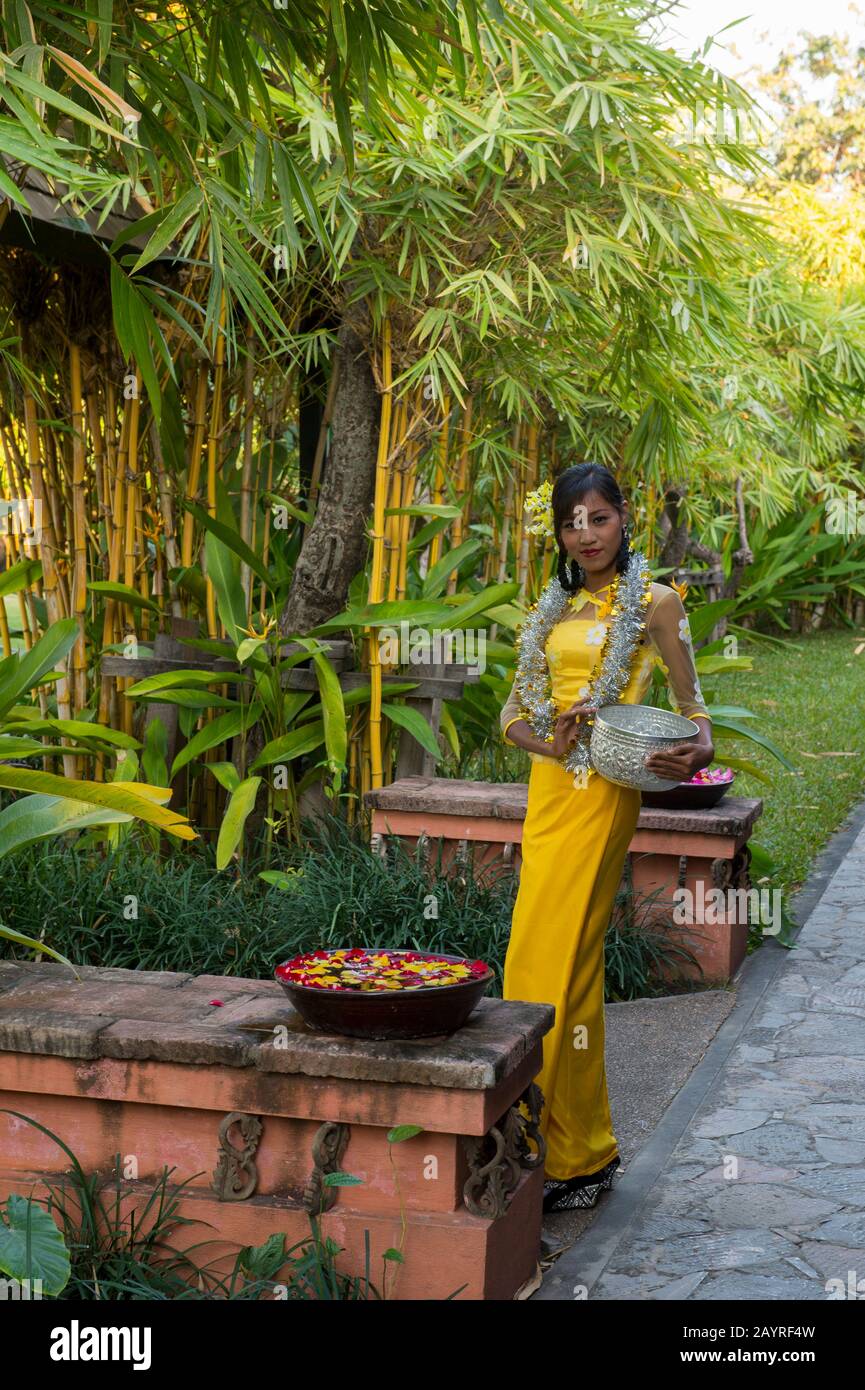 Ein Modellschießen im Rupar Mandalar Resort in Mandalay, Myanmar mit einem Modell, das das Kleid und die Schüssel trägt, um zum Wasserfest zu gehen. Stockfoto