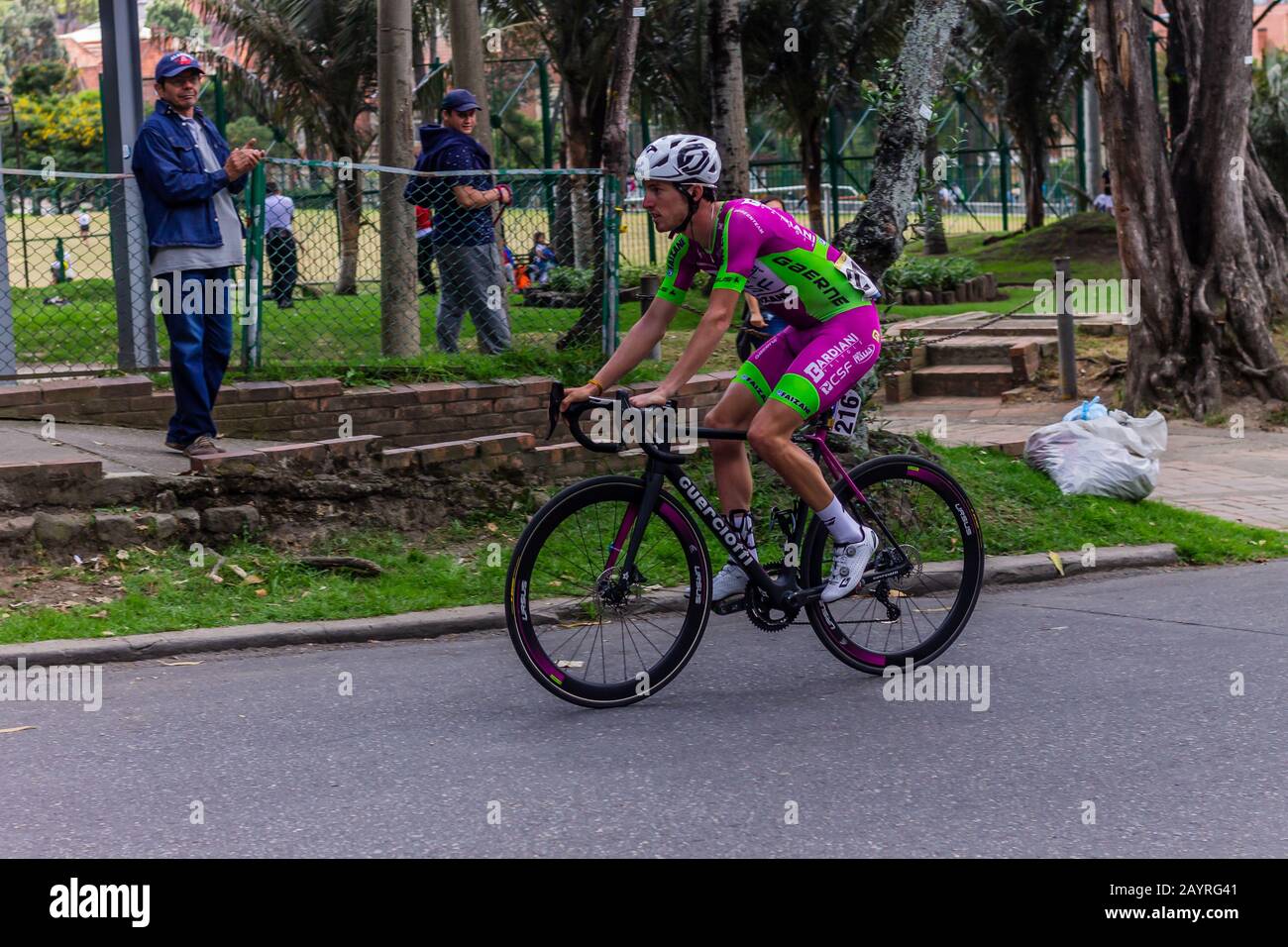 Sechste und letzte Etappe der Tour Kolumbien 2020, Test 2.1 der internationalen radsport-union, der Internationalen Radfahrer-Gewerkschaft, der Rennradsportler, durch die Straßen von Bogotá. Februar 2020 Stockfoto