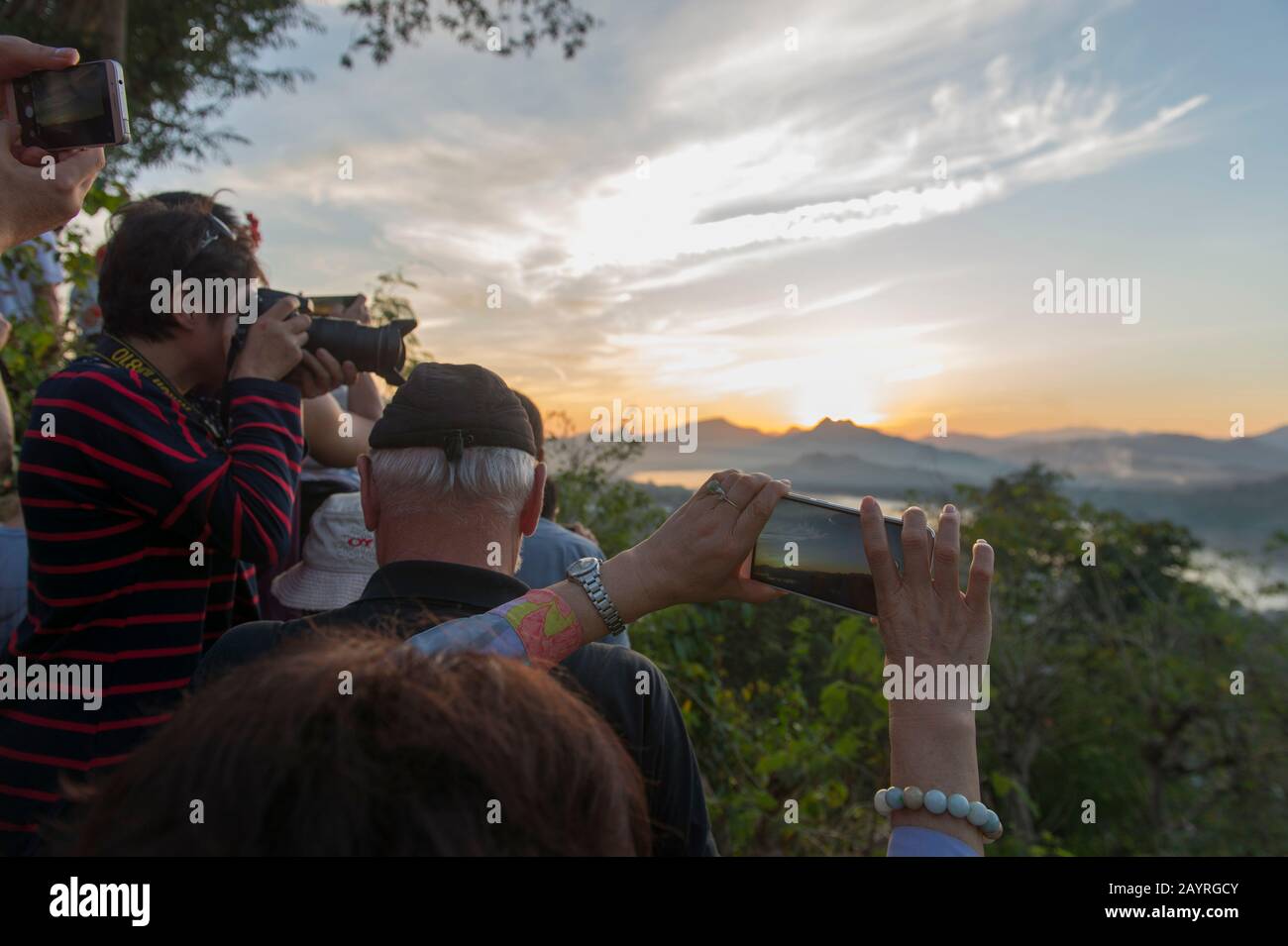 Eine Menge Touristen fotografiert den Sonnenuntergang von der Spitze des Mount Phou Si in Luang Prabang in Zentral-Laos. Stockfoto
