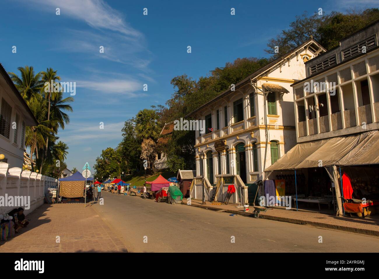 Eine Straßenszene in der UNESCO-Welterbe-Stadt Luang Prabang in Zentral-Laos. Stockfoto Eine Straßenszene in der UNESCO-Welterbe-Stadt Luang Prabang in Zentral-Laos. Stockfoto