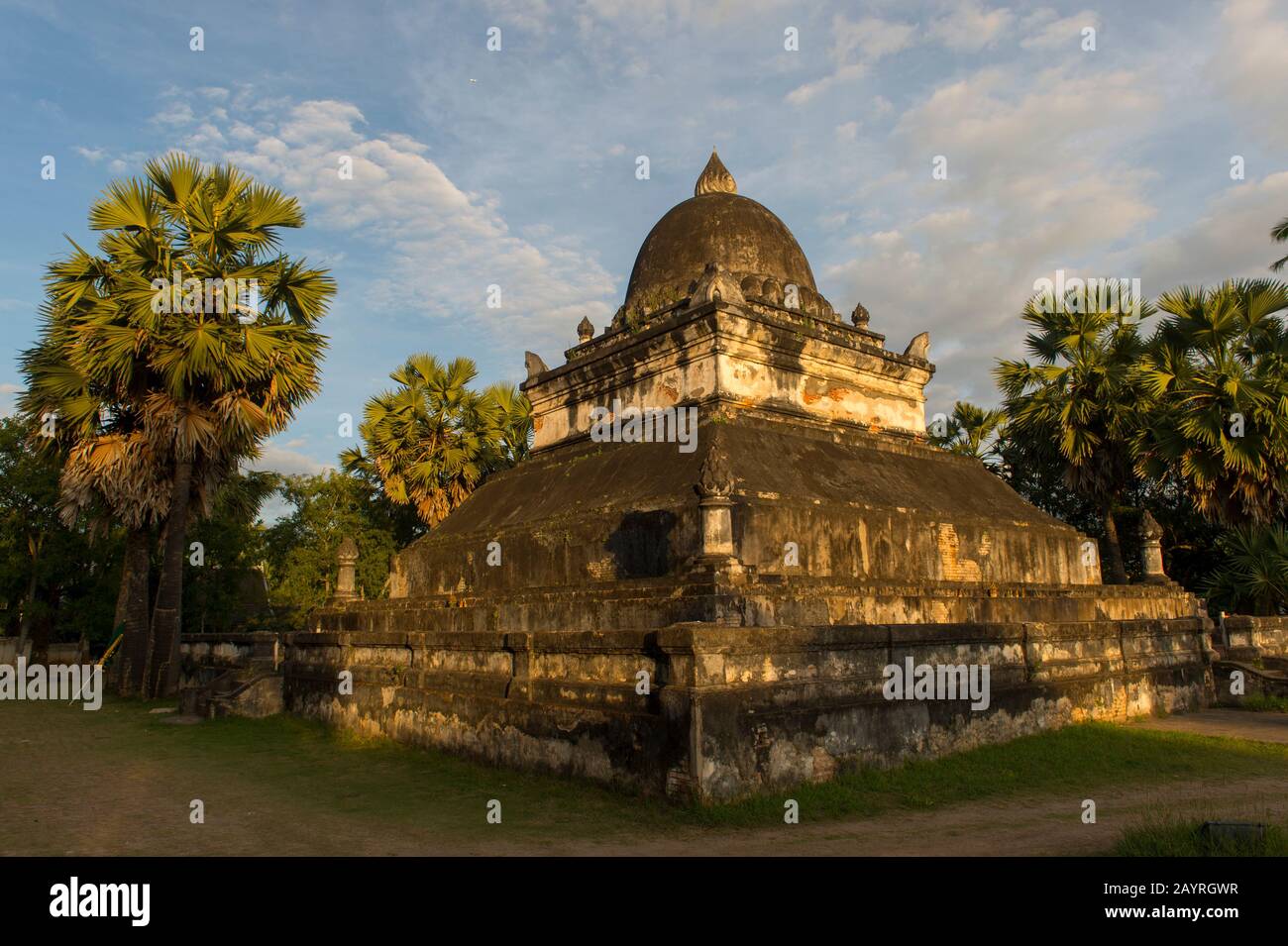 The That Pathum (Wassermelon-Stupa) am Wat Wisunalat, der der älteste Tempel der UNESCO-Welterbe-Stadt Luang Prabang in Zentral-Laos ist. Stockfoto
