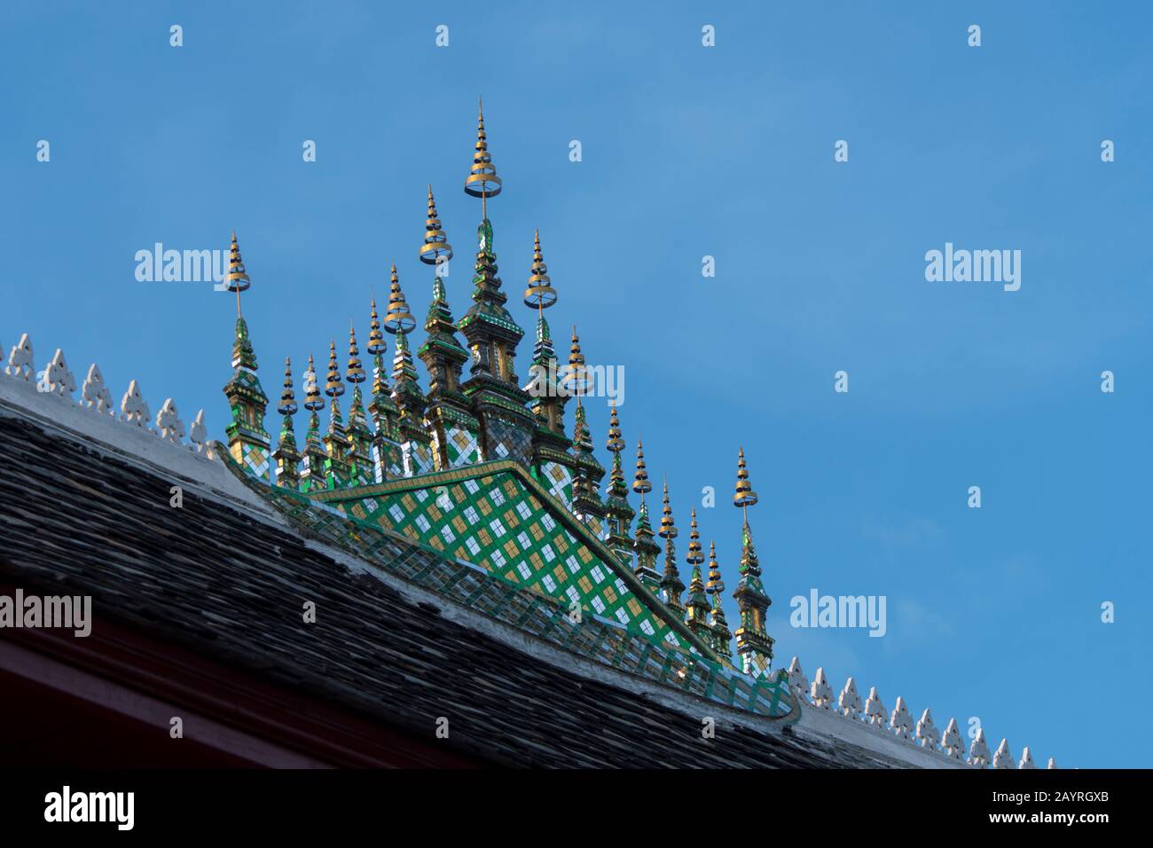 Das Dach des Wat Wisunalat, der der älteste Tempel in der UNESCO-Welterbestadt Luang Prabang in Zentral-Laos ist, hat ein Dok so faa, eine Zierde Stockfoto