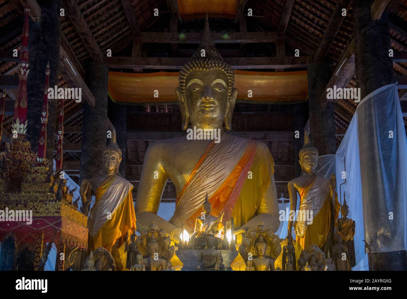 Buddhastatuen im Wat Wisunalat, der der älteste Tempel der UNESCO-Welterbestästadt Luang Prabang in Zentral-Laos ist. Stockfoto