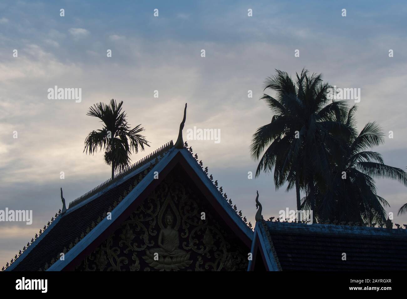 Das Silhouettendach des Wat Wisunalat, der der älteste Tempel der UNESCO-Welterbe-Stadt Luang Prabang in Zentral-Laos ist, ist mit s verziert Stockfoto