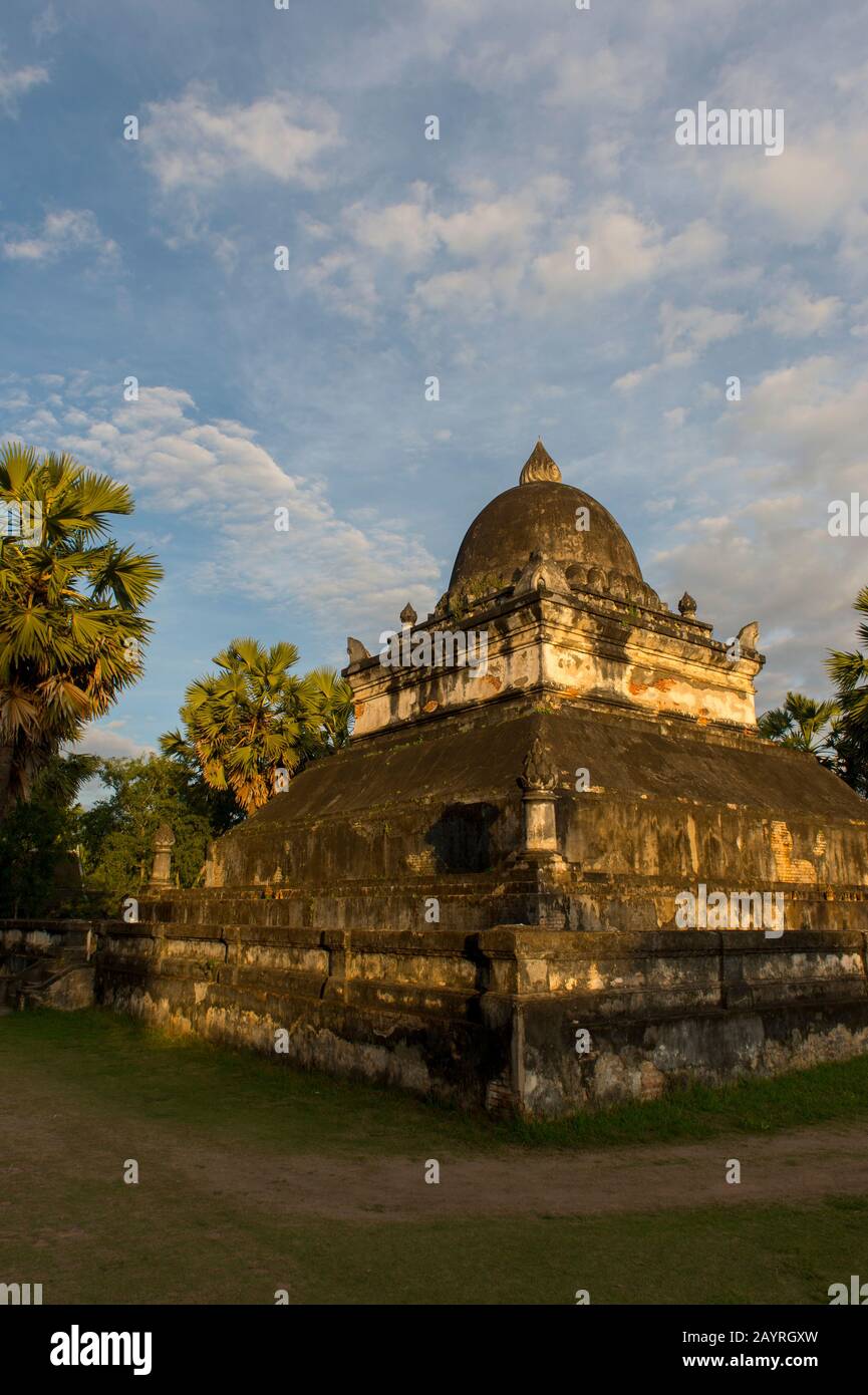 The That Pathum (Wassermelon-Stupa) am Wat Wisunalat, der der älteste Tempel der UNESCO-Welterbe-Stadt Luang Prabang in Zentral-Laos ist. Stockfoto
