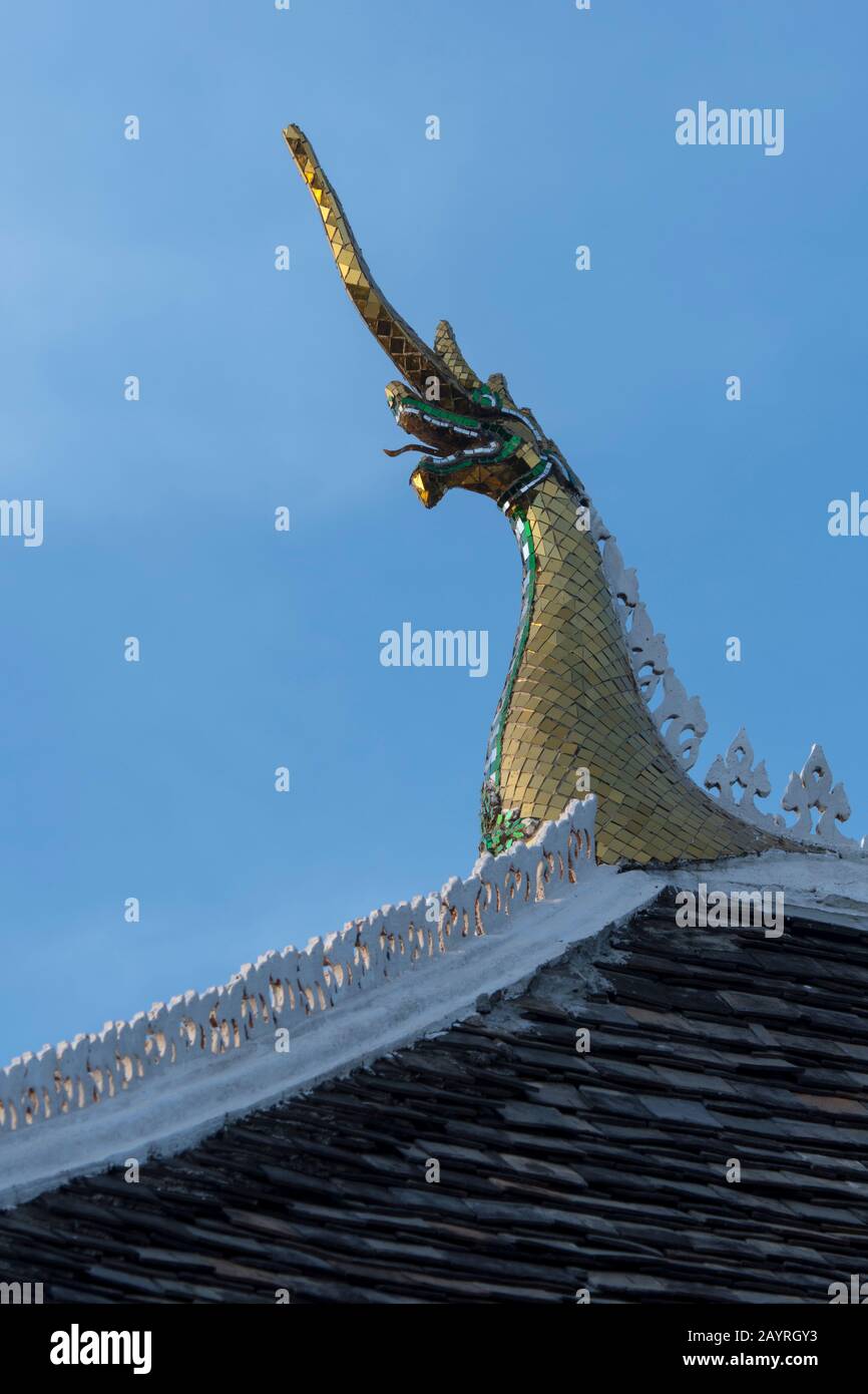 Detail des Daches, das mit stilisierten Naga-Finalen an den Dachenden auf dem Wat Wisunalat verziert ist, der der älteste Tempel der UNESCO-Welt Heri ist Stockfoto