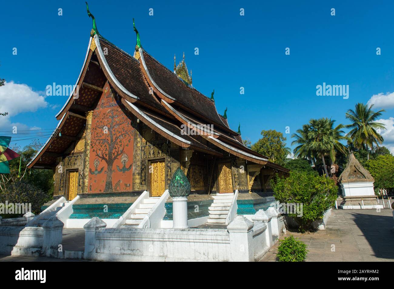 Blick auf das Mosaik des Lebensbaums an der Seitenwand des Wat Xieng Thong im UNESCO-Welterbe Luang Prabang in Zentral-Laos. Stockfoto