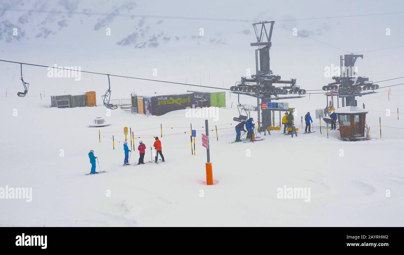 Warnschilder am Schneehang - ENGELBERG, SCHWEIZER ALPEN - 5. FEBRUAR. 2020 Stockfoto