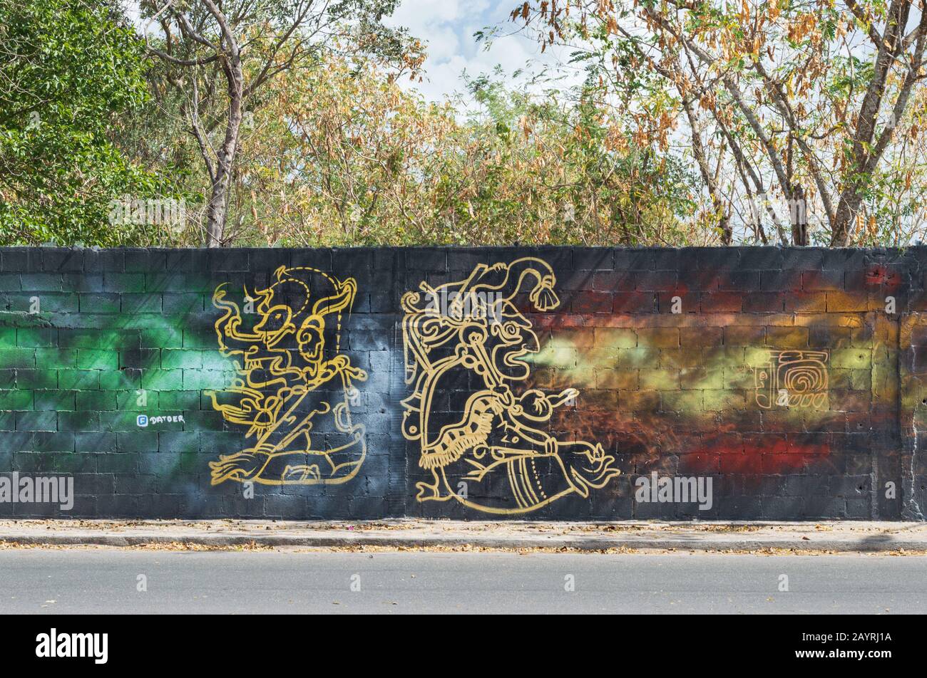 Wandgemälde der Straßenkunst mit Maya-Götter. Merida, Yucatan, Mexiko. Stockfoto