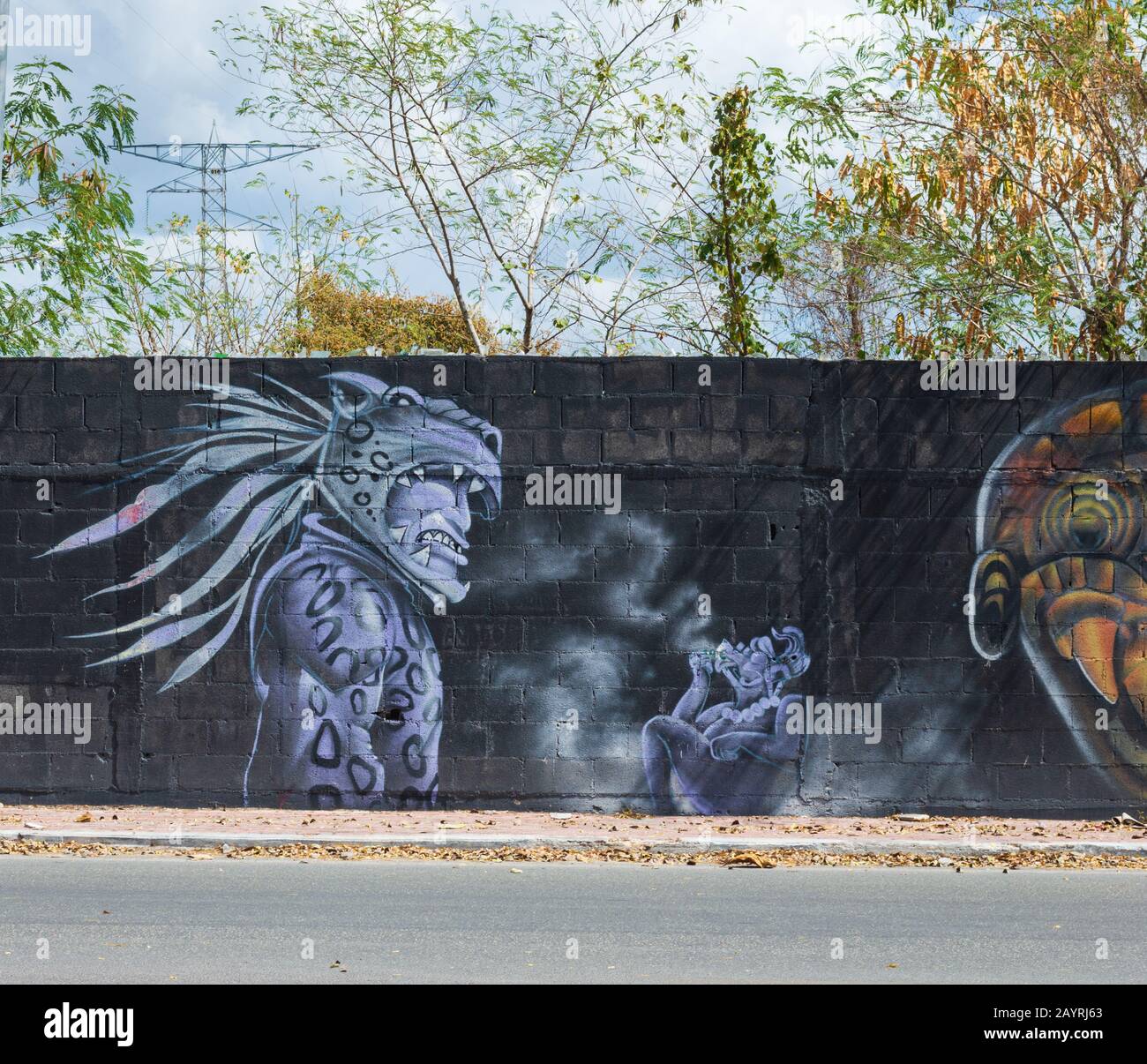 Wandgemälde der Straßenkunst mit der Darstellung von Maya-Krieger und Gottheit. Merida, Yucatan, Mexiko. Stockfoto