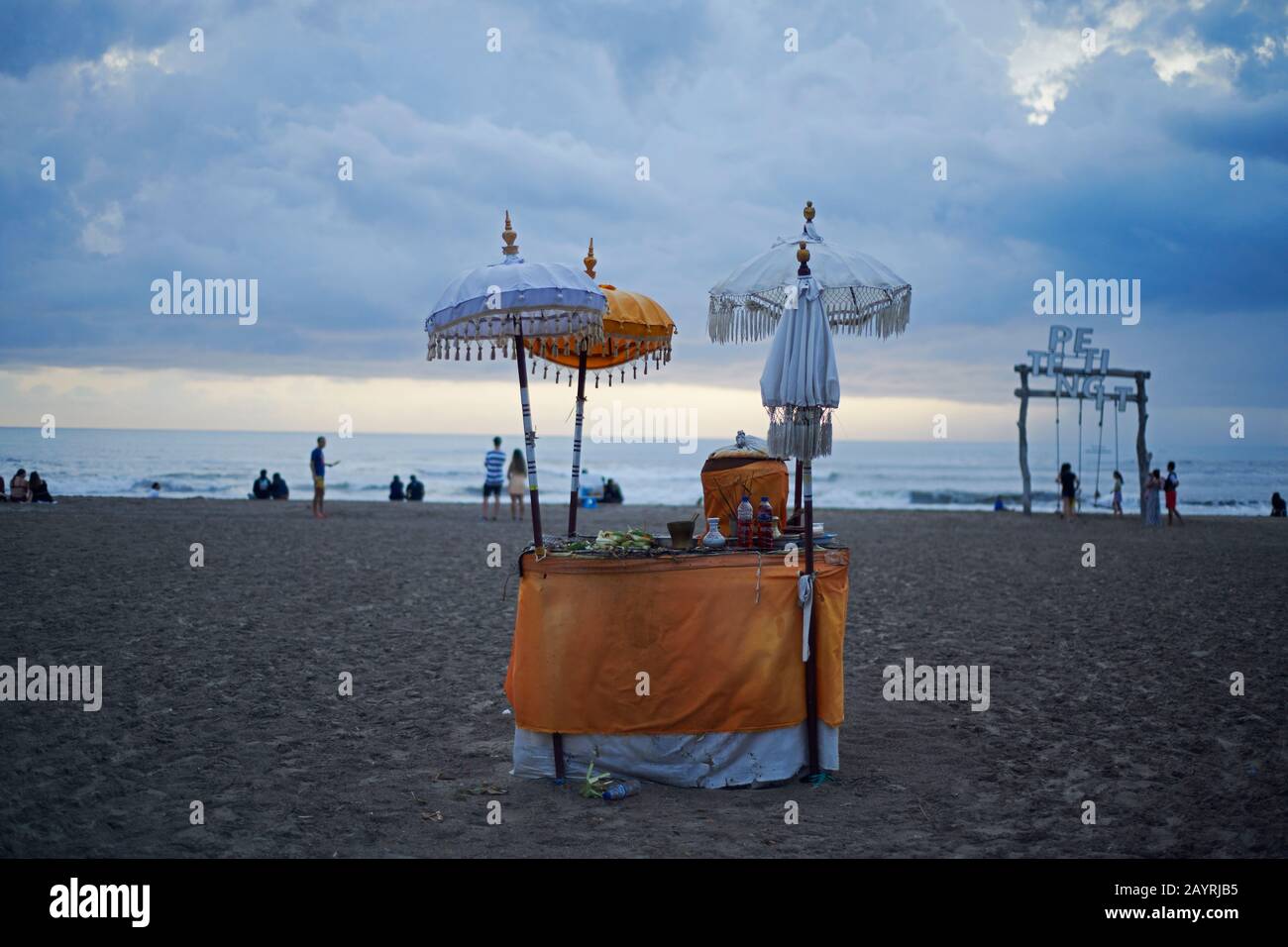 Balinesisches Betangebot am Strand von Petitenget bei Sonnenuntergang Stockfoto