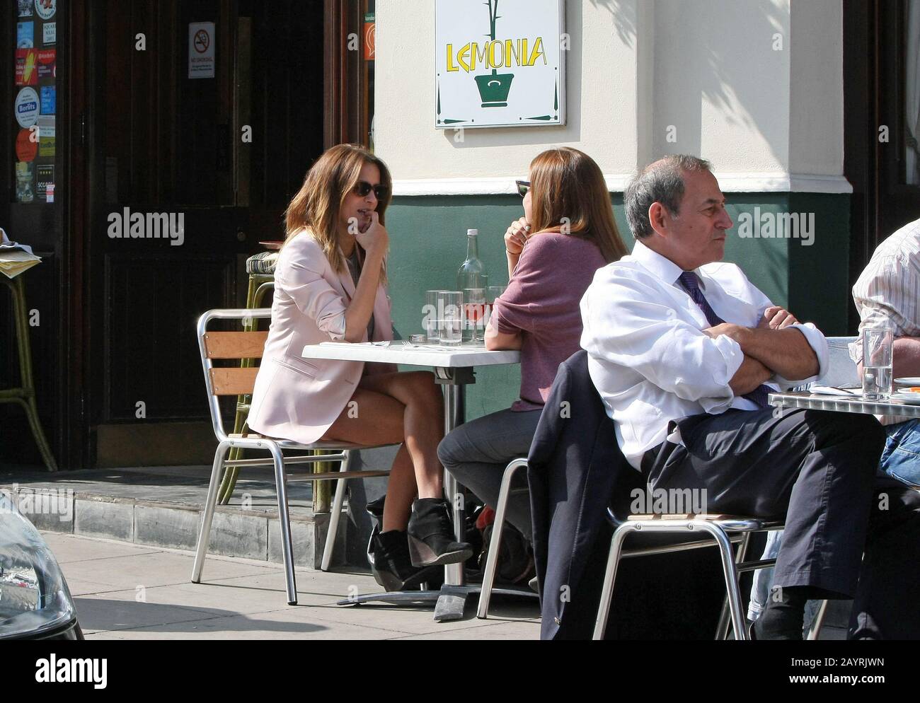 Akte: Caroline Flack fand tot um 40 nach dem Selbstmord am 14. Februar. London, Großbritannien. März 2012. London, ENGLAND - 30. MÄRZ: Caroline Flack hat Mittagessen in einem Café. Caroline Louise Flack ist eine englische Fernsehmoderatorin. Sie ist dafür bekannt, dass sie mir "I'm a Celebrity.Get Me Out of Here" präsentiert! JETZT! Von 2008 bis 2010. Am 31. Mai 2011 wurde bestätigt, dass Flack neben Olly Murs die achte Serie Des Xtra-Faktors mitpräsentieren würde und nicht wieder die 2011 Serie von Get Me Out of Here präsentieren würde! JETZT!. Stockfoto