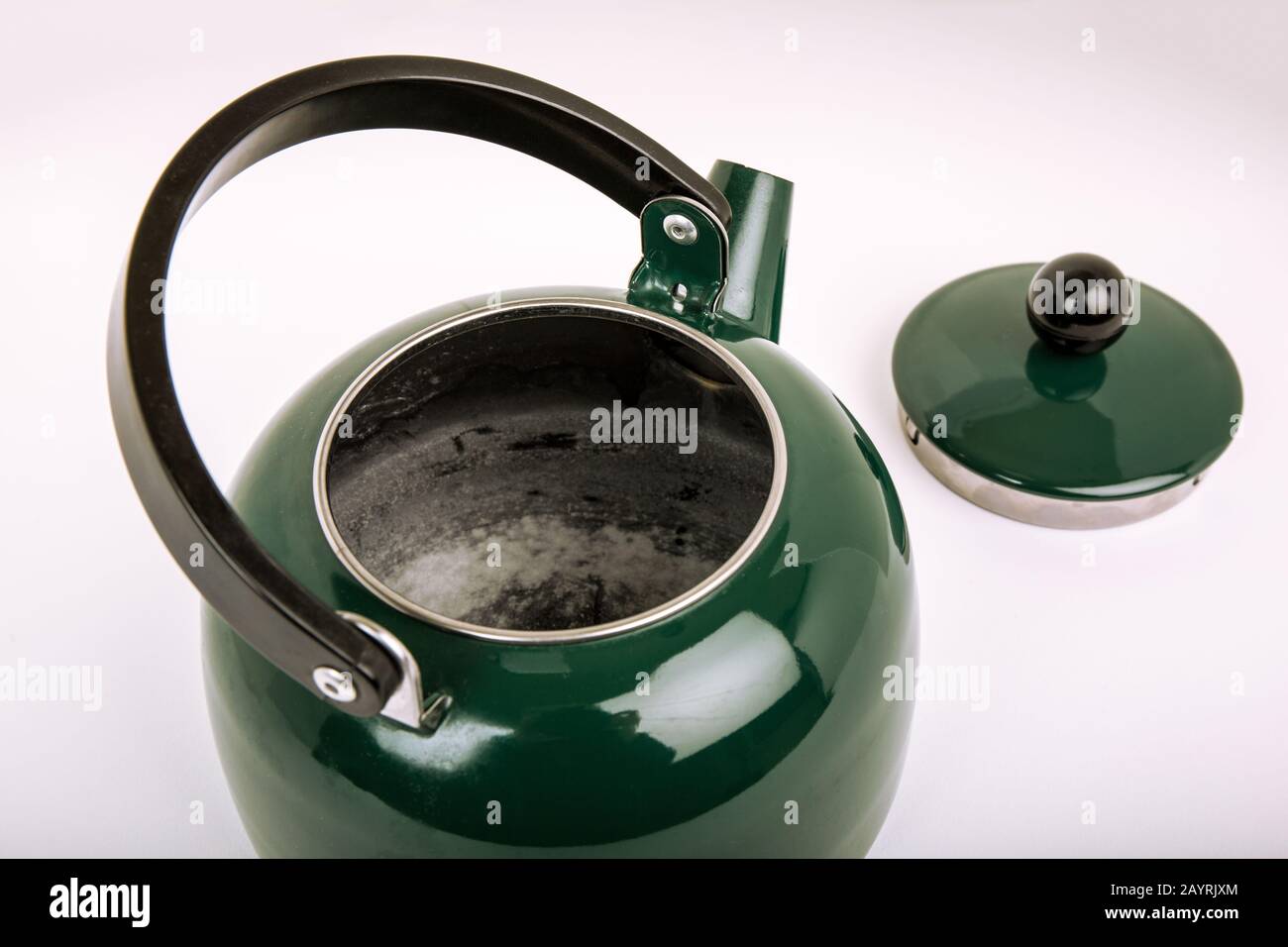 Eines der Anzeichen für einen gut gebrauchten Teekessel kann eine Schicht harter Wasseransammlungen sein. Stockfoto