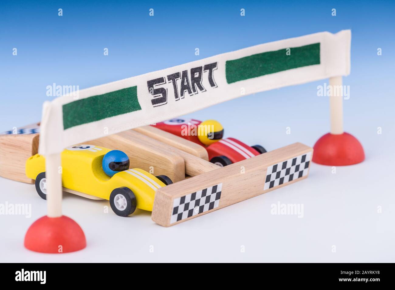 Spielzeug-Rennwagen an der Startlinie Stockfoto