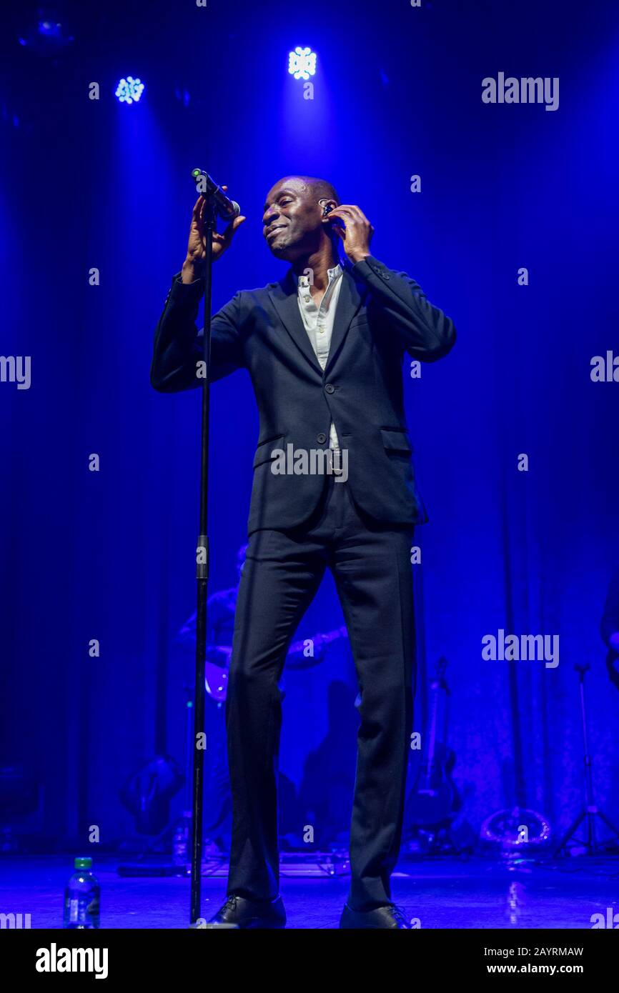 Dublin, Irland. Februar 2020. Band Lighthouse Family Sänger Tunde Baiyewu tritt live auf der Bühne im Olympia Theatre in Dublin auf. Credit: Sopa Images Limited/Alamy Live News Stockfoto Dublin, Irland. Februar 2020. Band Lighthouse Family Sänger Tunde Baiyewu tritt live auf der Bühne im Olympia Theatre in Dublin auf. Credit: Sopa Images Limited/Alamy Live News Stockfoto