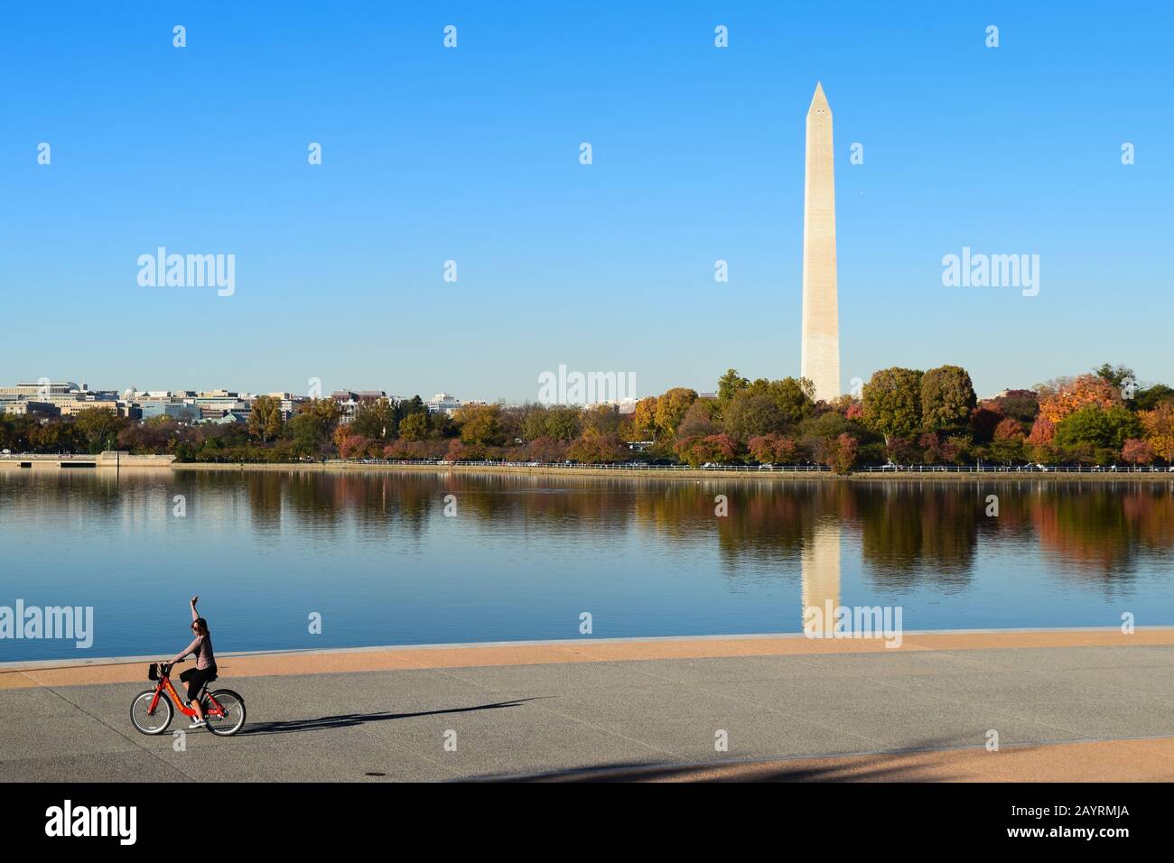 Frau auf dem Fahrrad vor Washington Memorial, DC Stockfoto
