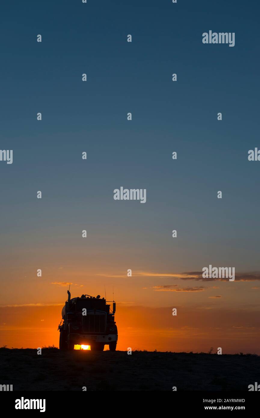 Bauernausrüstung bei Sonnenuntergang auf einem Grat in den Rollfeldern von Whitman County im Palouse bei Pullman, Washington State, USA. Stockfoto
